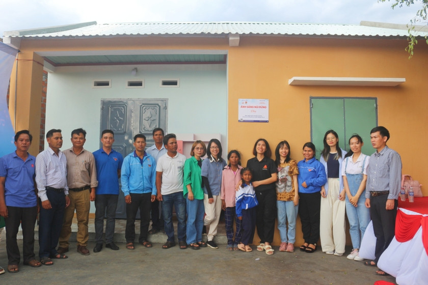Trước đó, chiều 15/6, Huyện Đoàn Kbang phối hợp với Dự án "Sức mạnh 2000" khánh thành và bàn giao công trình “Ngôi nhà hạnh phúc” cho gia đình em Đinh Thị Nga, học sinh lớp 3 Trường Tiểu học xã Kông Bờ La. Ảnh: Hà Duyệt, báo Gia Lai Online Trước đó, chiều 15/6, Huyện Đoàn Kbang phối hợp với Dự án "Sức mạnh 2000" khánh thành và bàn giao công trình “Ngôi nhà hạnh phúc” cho gia đình em Đinh Thị Nga, học sinh lớp 3 Trường Tiểu học xã Kông Bờ La. Ảnh: Hà Duyệt, báo Gia Lai Online