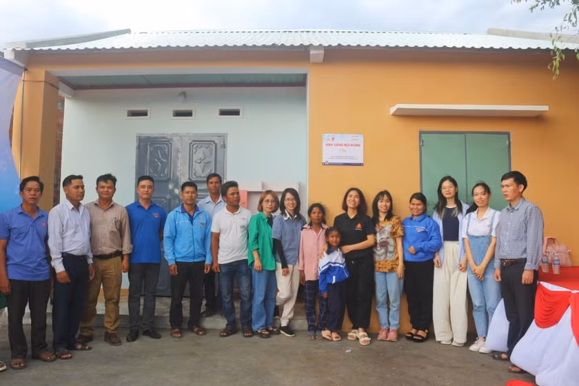 Trước đó, chiều 15/6, Huyện Đoàn Kbang phối hợp với Dự án "Sức mạnh 2000" khánh thành và bàn giao công trình “Ngôi nhà hạnh phúc” cho gia đình em Đinh Thị Nga, học sinh lớp 3 Trường Tiểu học xã Kông Bờ La. Ảnh: Hà Duyệt, báo Gia Lai Online