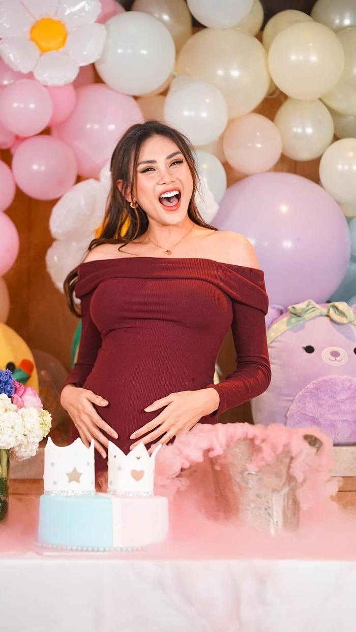 Võ Hoàng Yến tươi tắn, trẻ trung trong ngày sinh nhật chồng. Võ Hoàng Yến tươi tắn, trẻ trung trong ngày sinh nhật chồng.