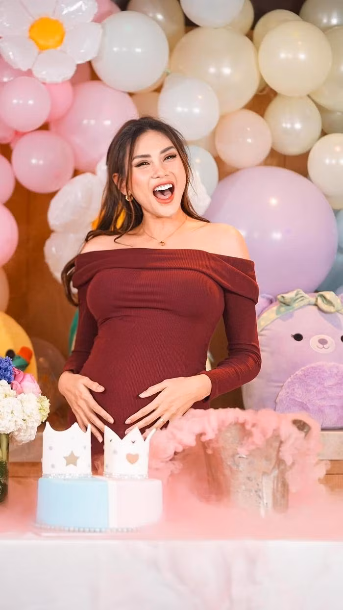Võ Hoàng Yến tươi tắn, trẻ trung trong ngày sinh nhật chồng.