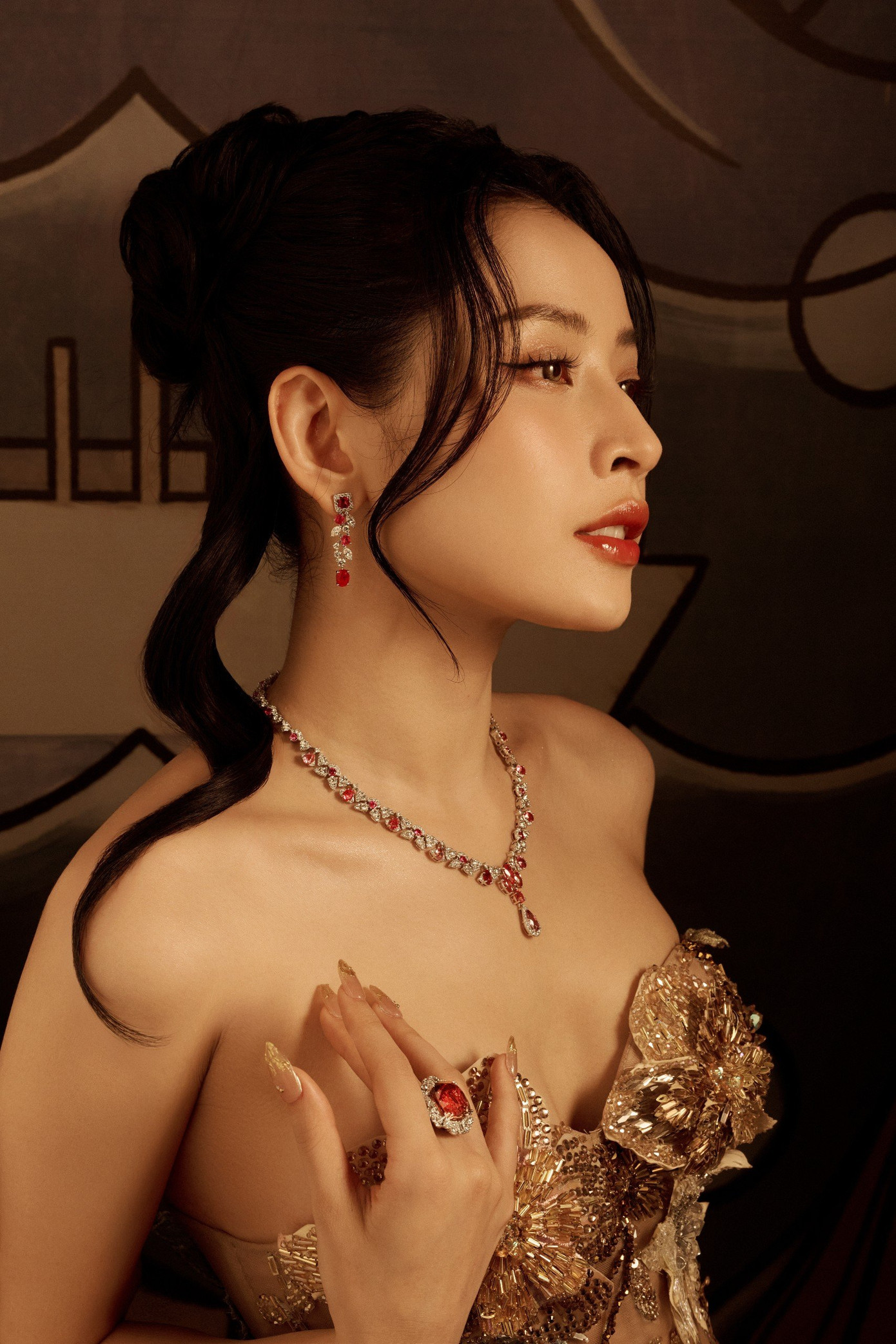 Tạo hình tựa "thần tiên tỷ tỷ" của Chi Pu trong MV Finding You. Tạo hình tựa "thần tiên tỷ tỷ" của Chi Pu trong MV Finding You.