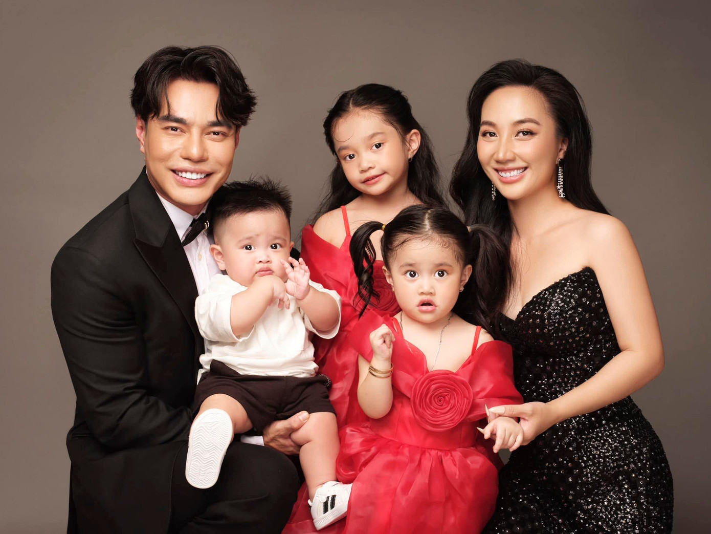 Gia đình hạnh phúc khiến nhiều người ngưỡng mộ của Lê Dương Bảo Lâm.