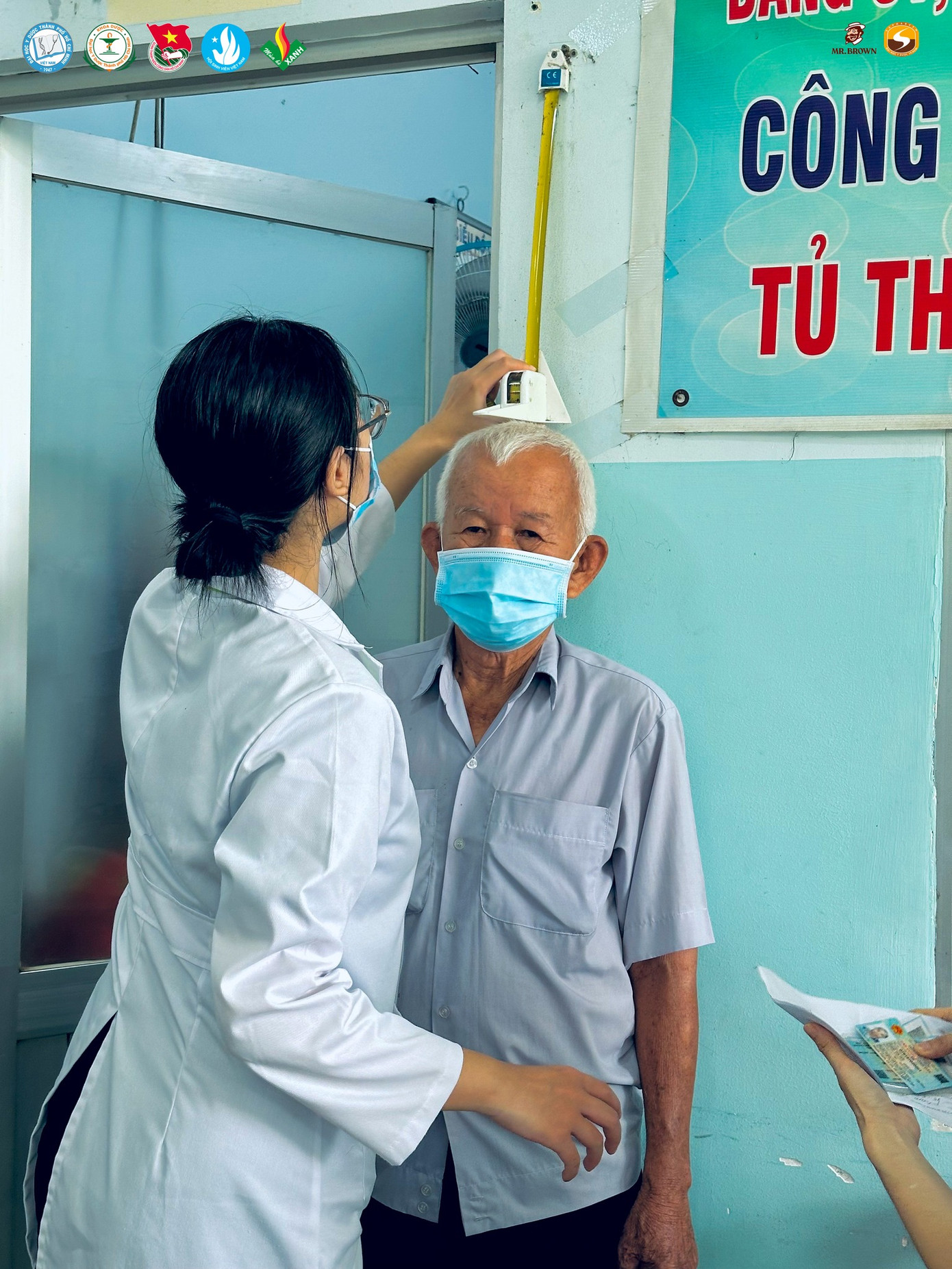 Ảnh: Blouse trắng tình nguyện Đại học Y Dược TP. Hồ Chí Minh Ảnh: Blouse trắng tình nguyện Đại học Y Dược TP. Hồ Chí Minh