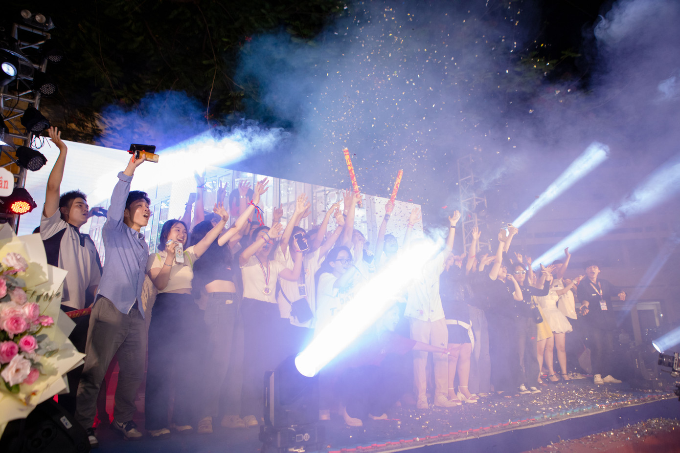 Hòa vào dòng cảm xúc dâng trào, các NCT-ers "bung xõa" hết mình trước khi đi thi tốt nghiệp.