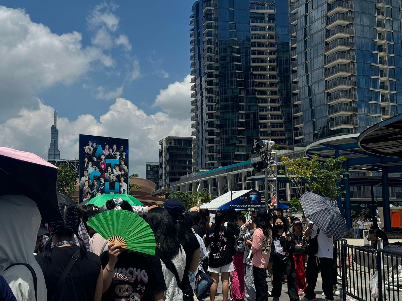 Bất chấp trời nắng nóng gay gắt, khán giả đã có mặt từ sớm để xếp hàng vào khu fanzone. Bất chấp trời nắng nóng gay gắt, khán giả đã có mặt từ sớm để xếp hàng vào khu fanzone.