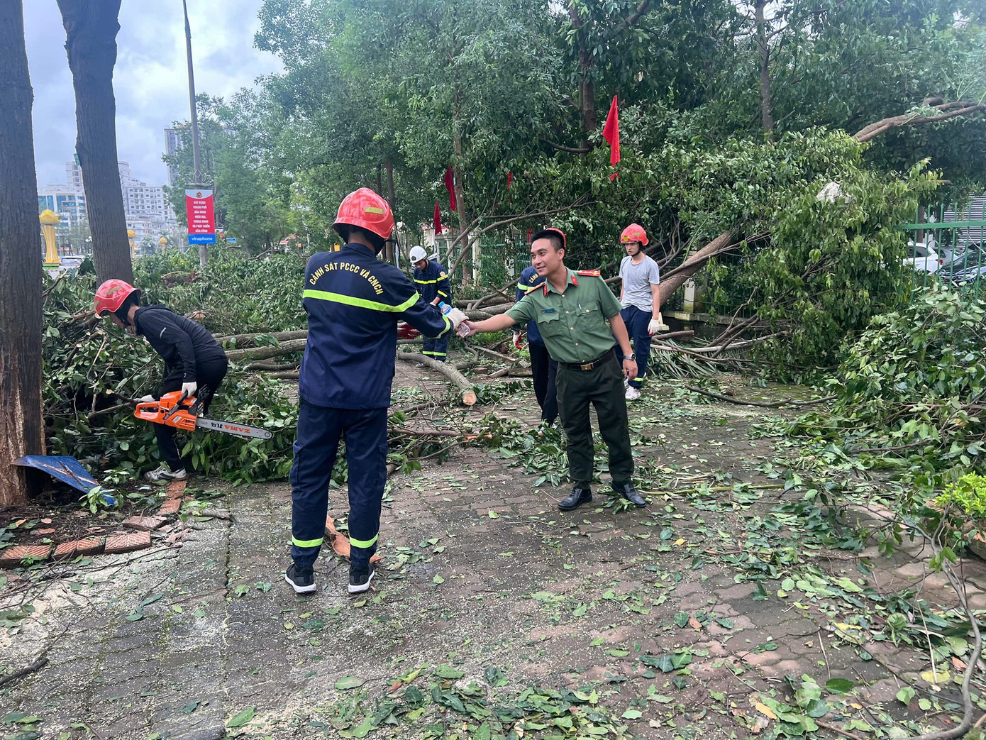Các chiến sĩ chia sẻ nhau từng chai nước, đoàn kết đồng lòng hoàn thành tốt nhiệm vụ được giao. Ảnh: Đoàn Thanh niên Công an Bắc Ninh
