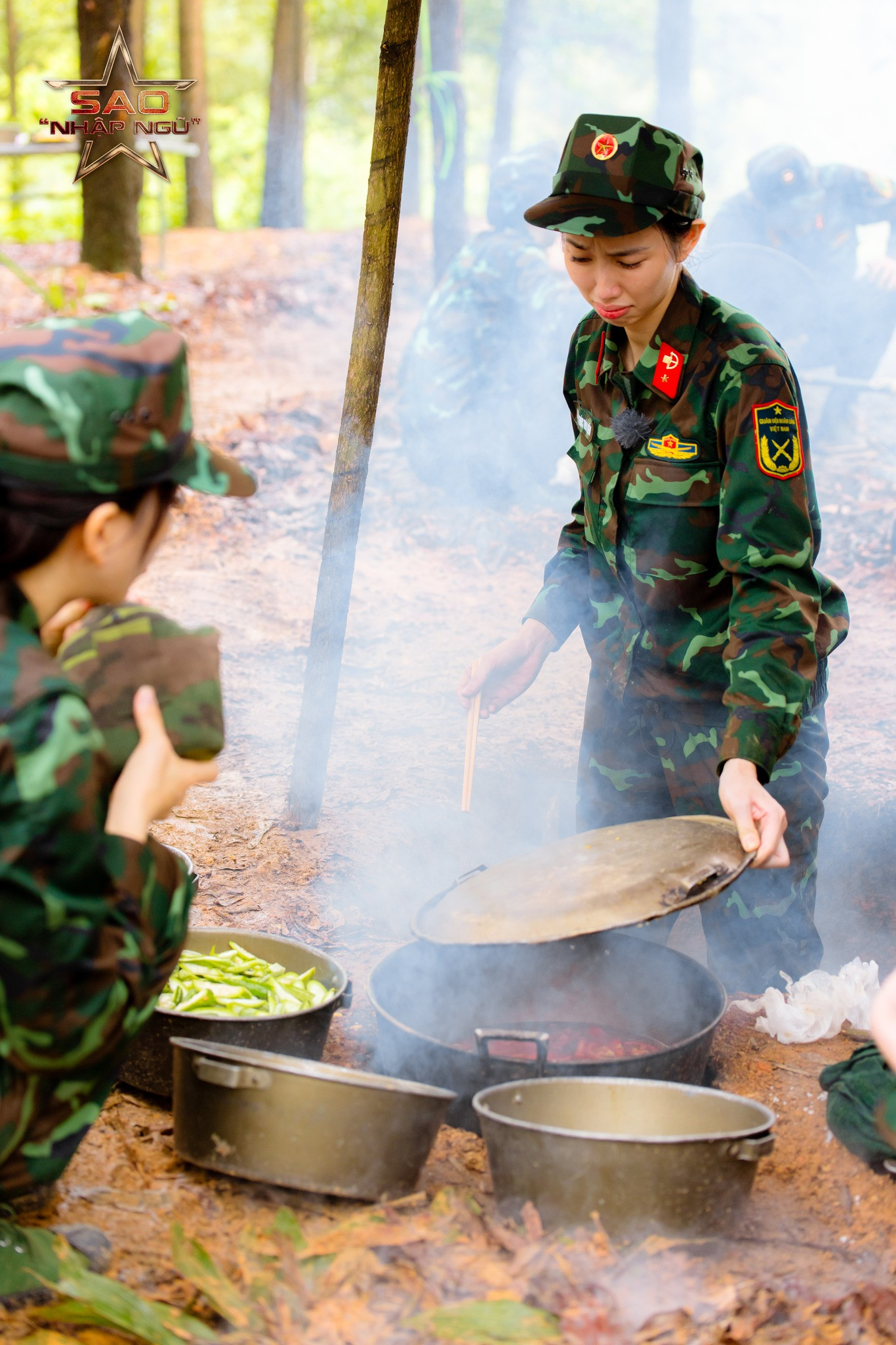 Thùy Tiên gặp &quot;kiếp nạn&quot; với chiếc bếp củi đầy khói và nồi canh cà chua trứng.
