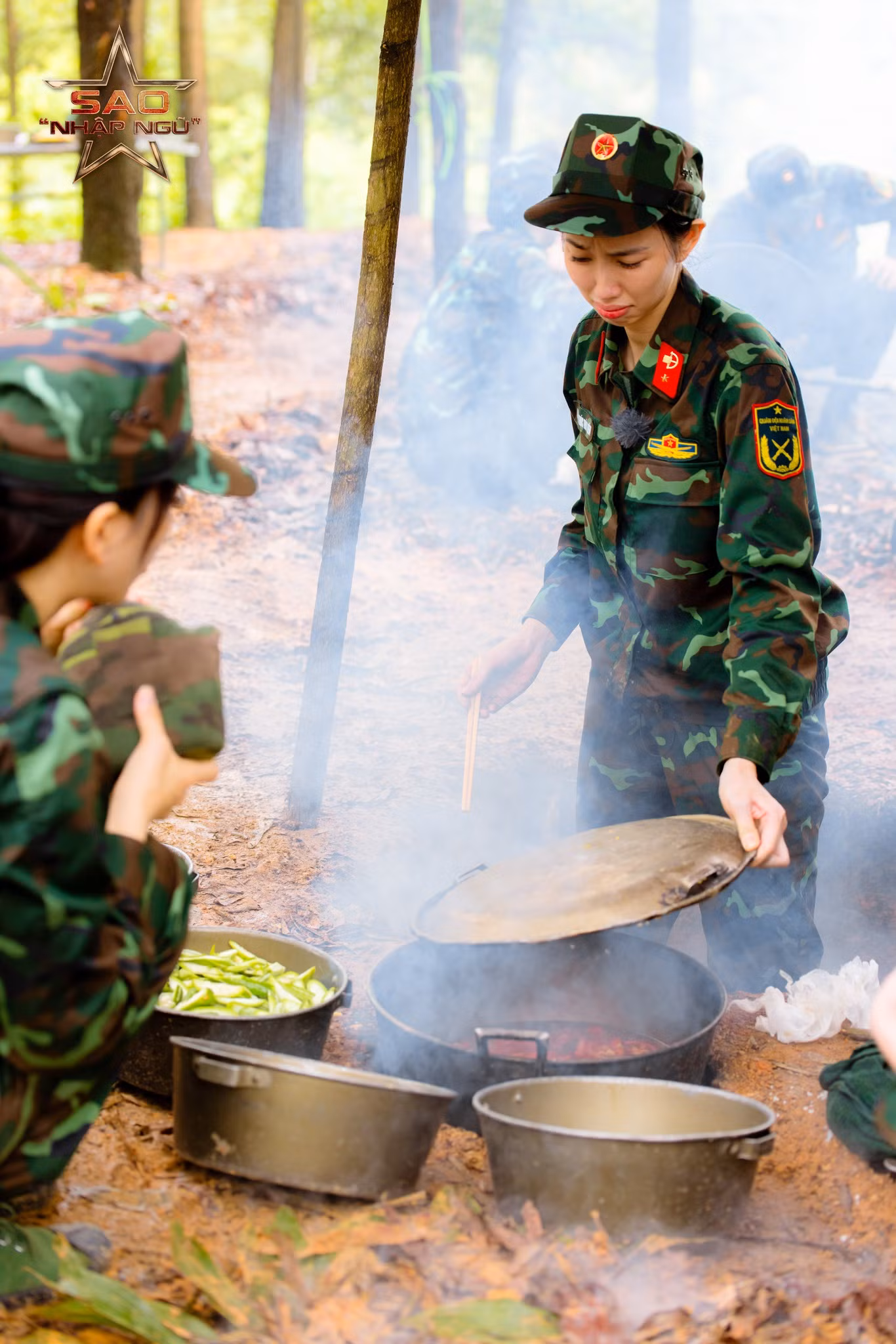 Thùy Tiên gặp "kiếp nạn" với chiếc bếp củi đầy khói và nồi canh cà chua trứng.