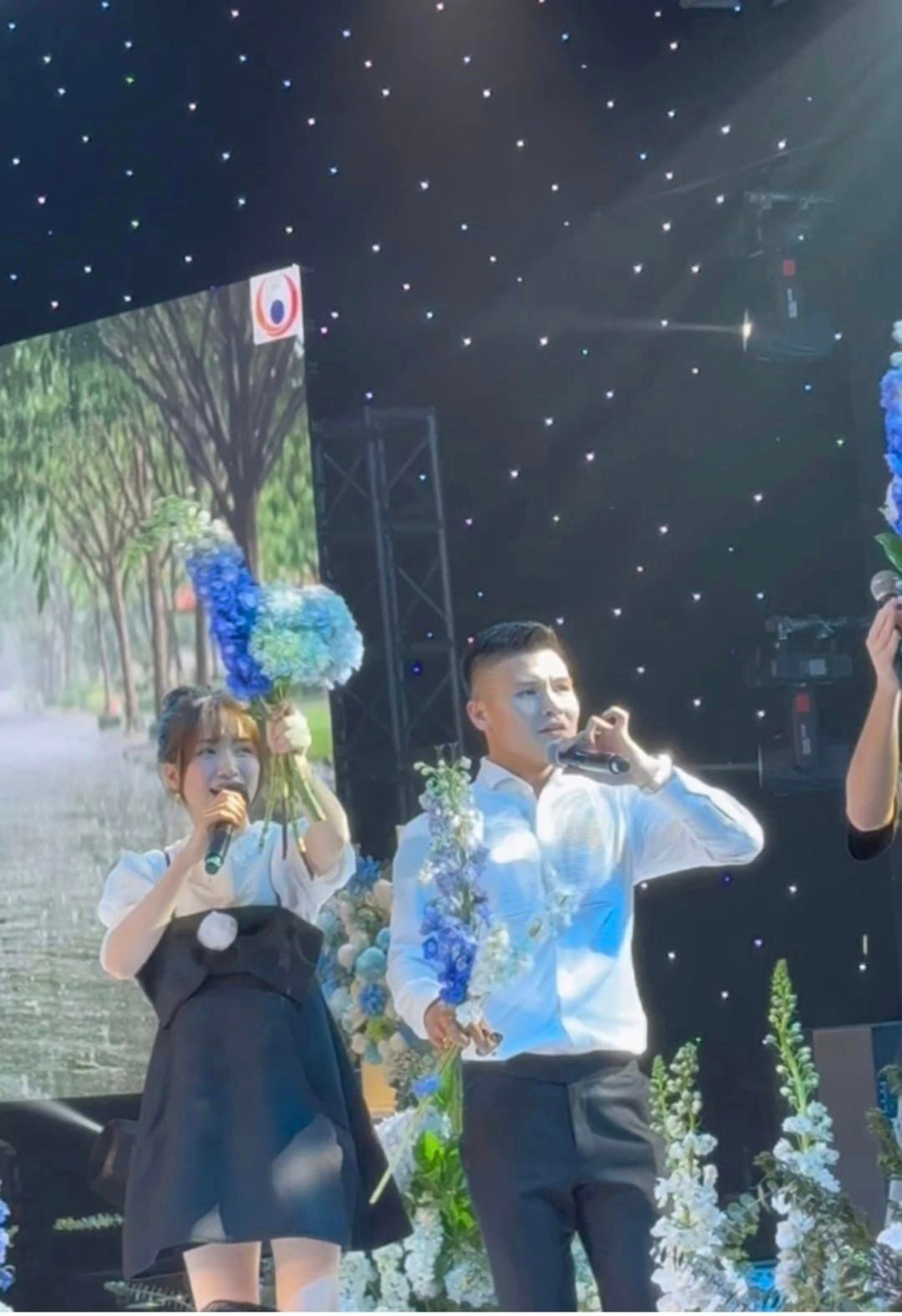 Hòa Minzy diện trang phục đơn giản, nhẹ nhàng tại đám cưới Quang Hải. Hòa Minzy diện trang phục đơn giản, nhẹ nhàng tại đám cưới Quang Hải.