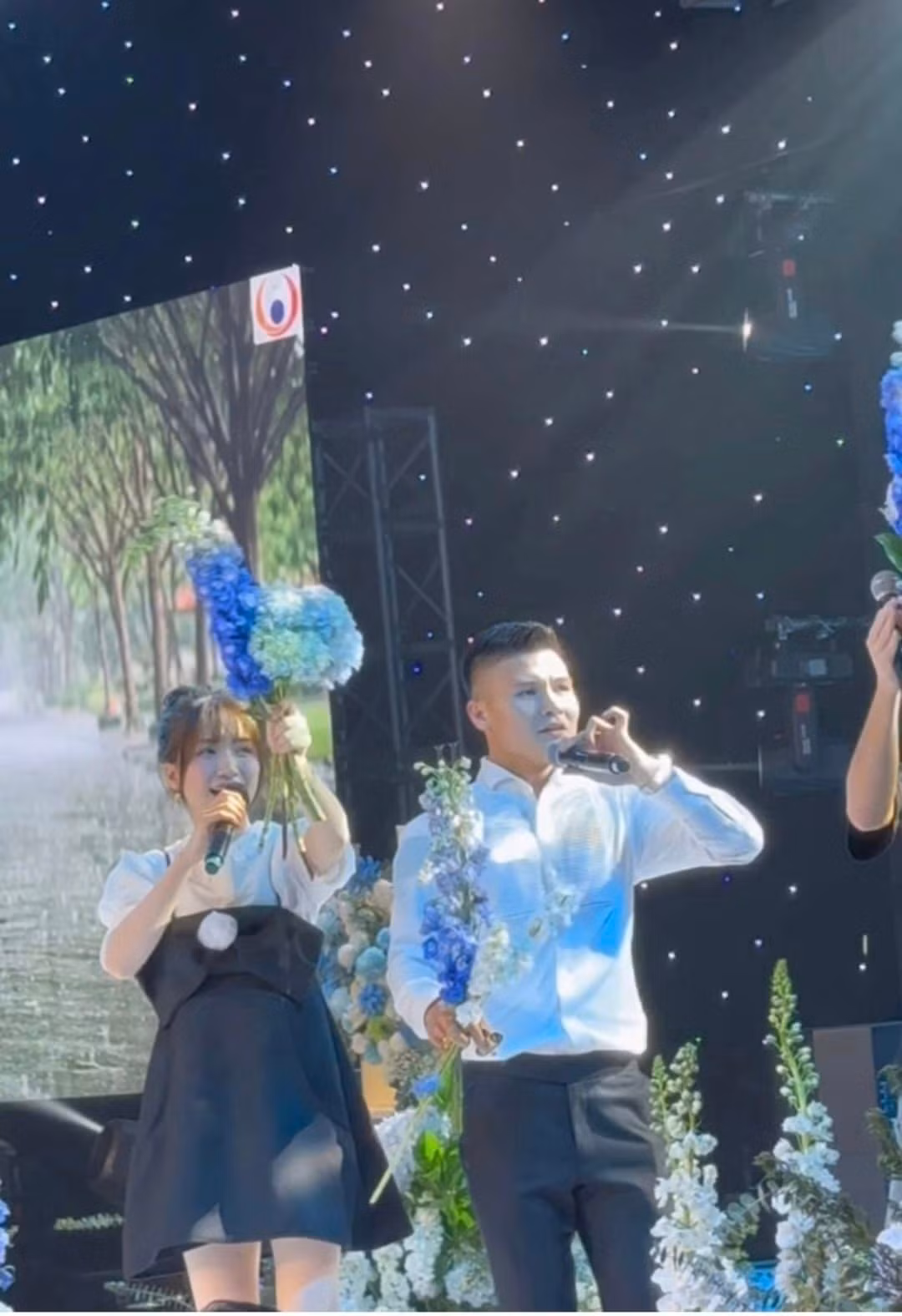 Hòa Minzy diện trang phục đơn giản, nhẹ nhàng tại đám cưới Quang Hải.