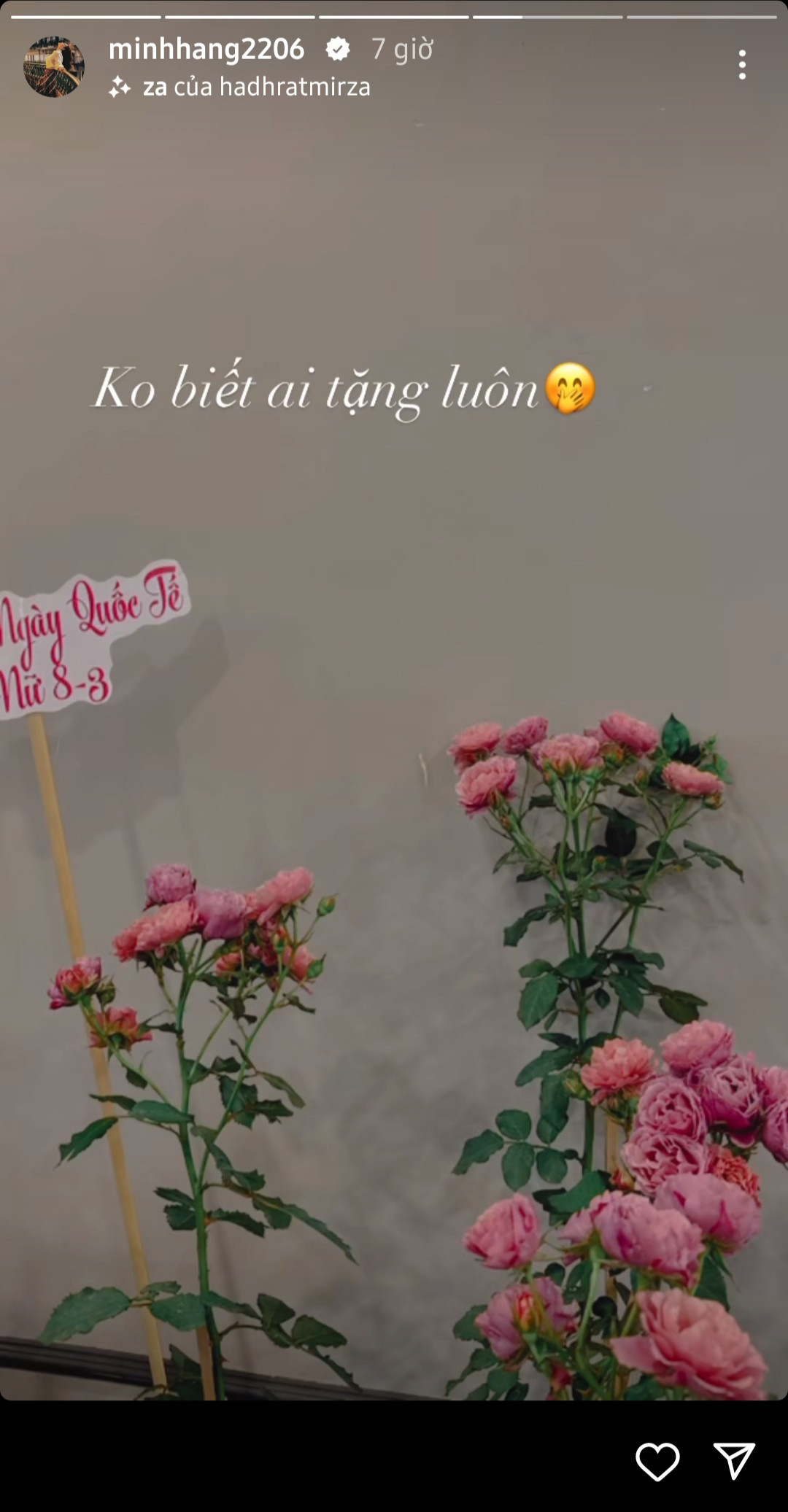 Minh Hằng được chồng đưa đi ăn tối và tặng hoa. Minh Hằng được chồng đưa đi ăn tối và tặng hoa.