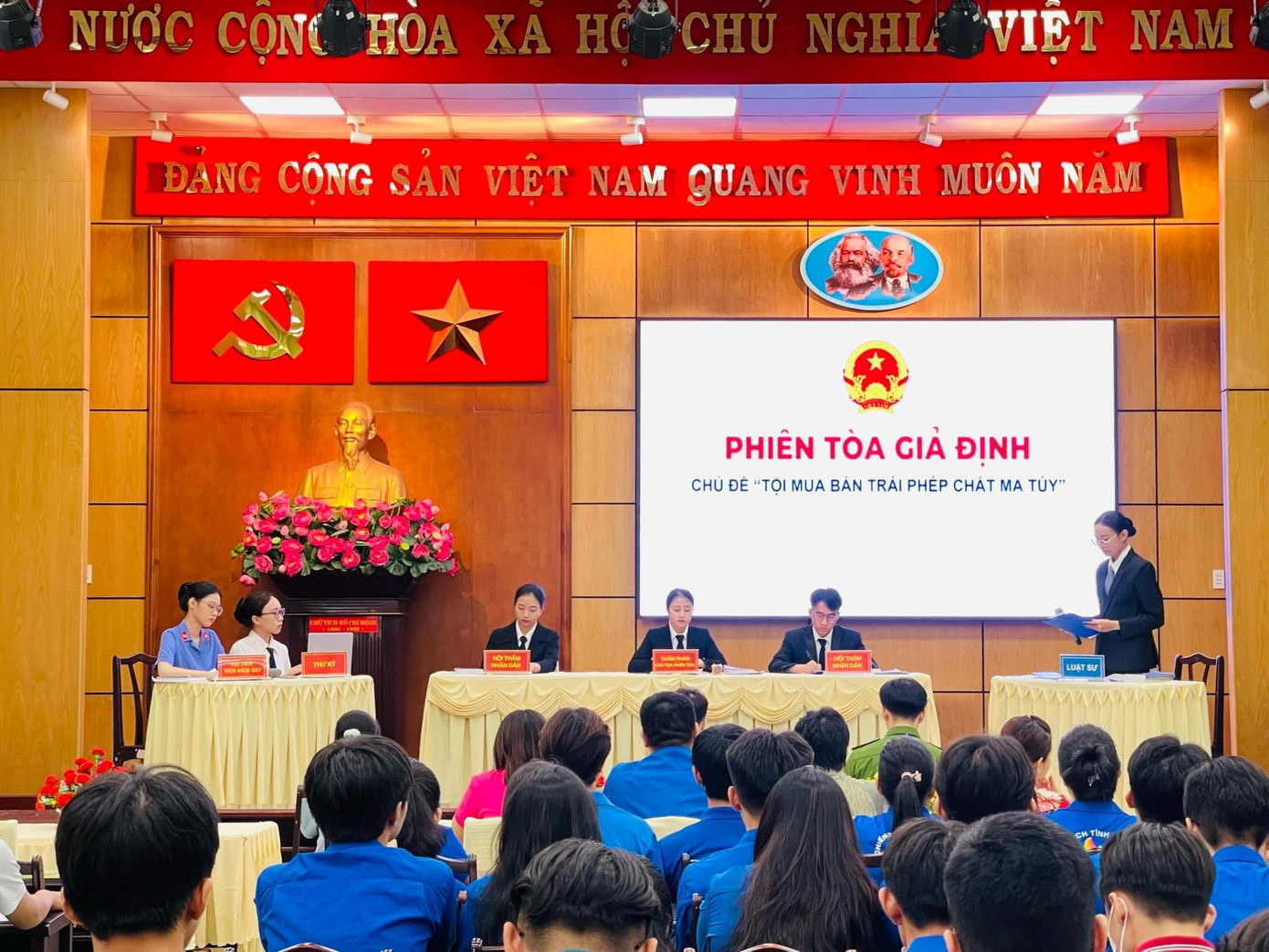 Phiên toà giả định thể hiện quá trình xét xử vụ án, đưa ra mức án đúng người, đúng tội đối với bị cáo nhưng cũng mang tính chất răn đe, giáo dục. Ảnh: Chiến dịch Hoa Phượng Đỏ TP.HCM Phiên toà giả định thể hiện quá trình xét xử vụ án, đưa ra mức án đúng người, đúng tội đối với bị cáo nhưng cũng mang tính chất răn đe, giáo dục. Ảnh: Chiến dịch Hoa Phượng Đỏ TP.HCM