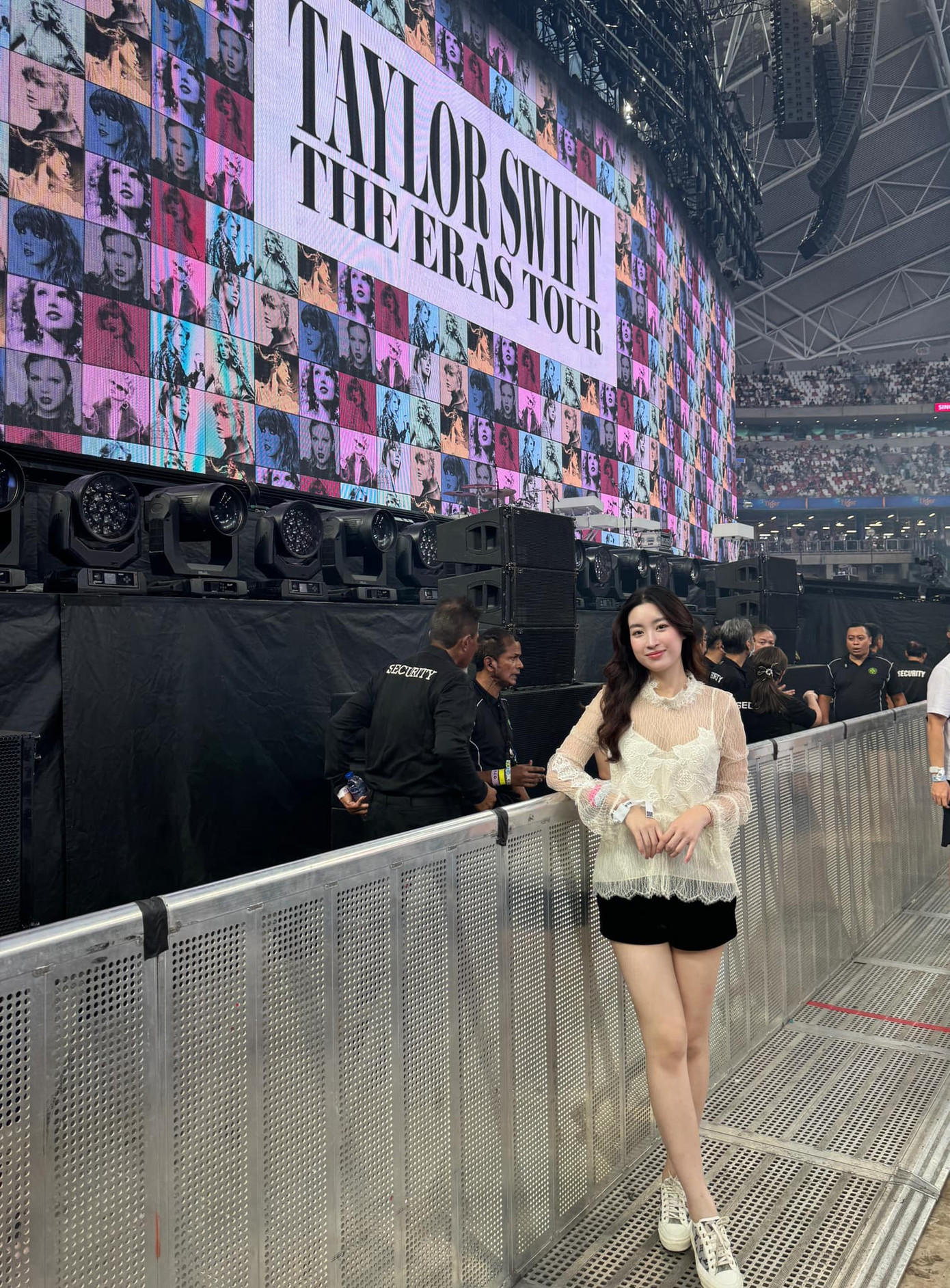 Hoa hậu Đỗ Mỹ Linh "flex" cơ hội check-in siêu gần cùng sân khấu The Eras Tour.