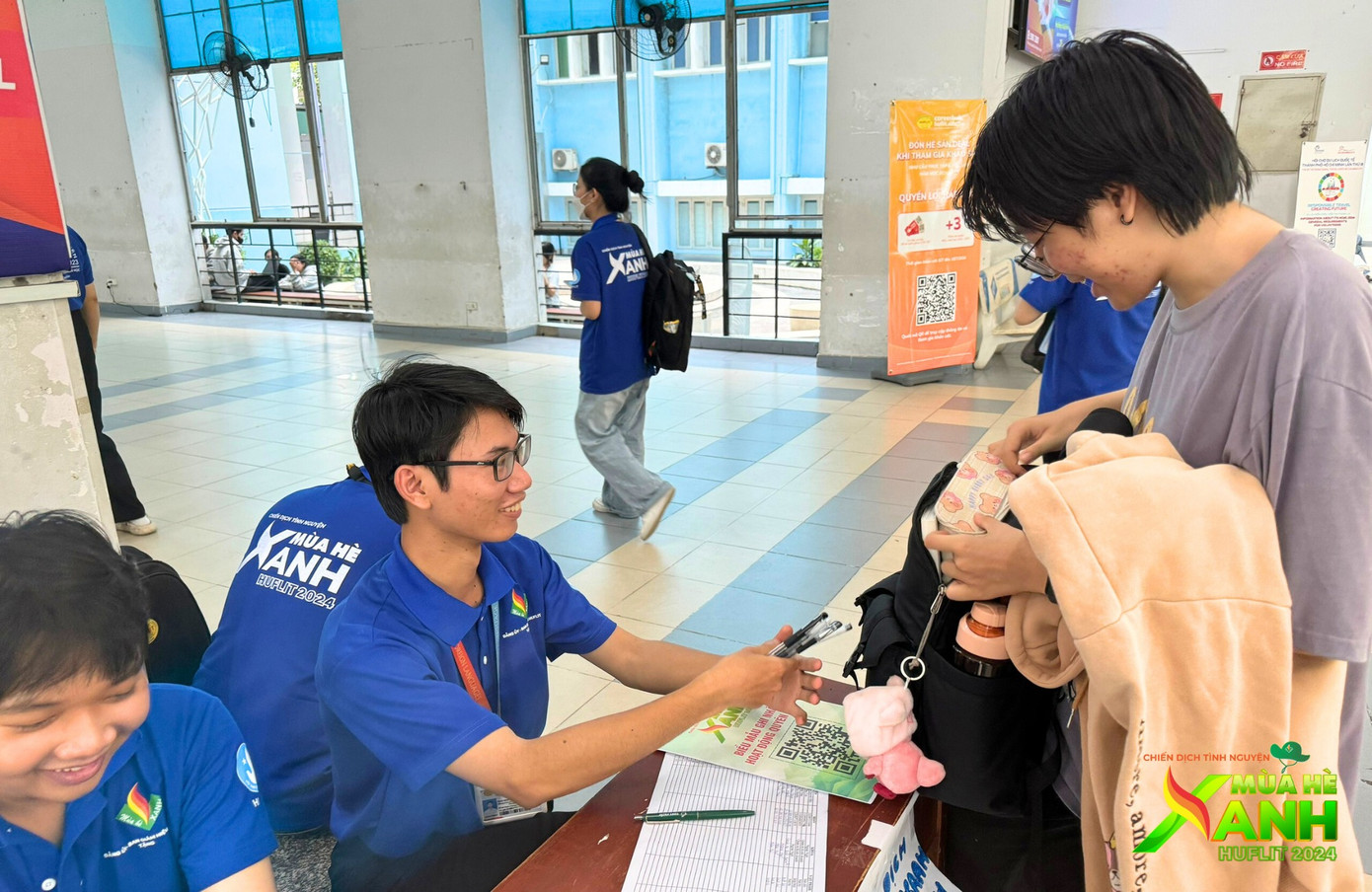 Các chiến sĩ Mùa Hè Xanh HUFLIT hy vọng sẽ nhận được nhiều hơn &quot;sự chung tay&quot; từ cộng đồng.