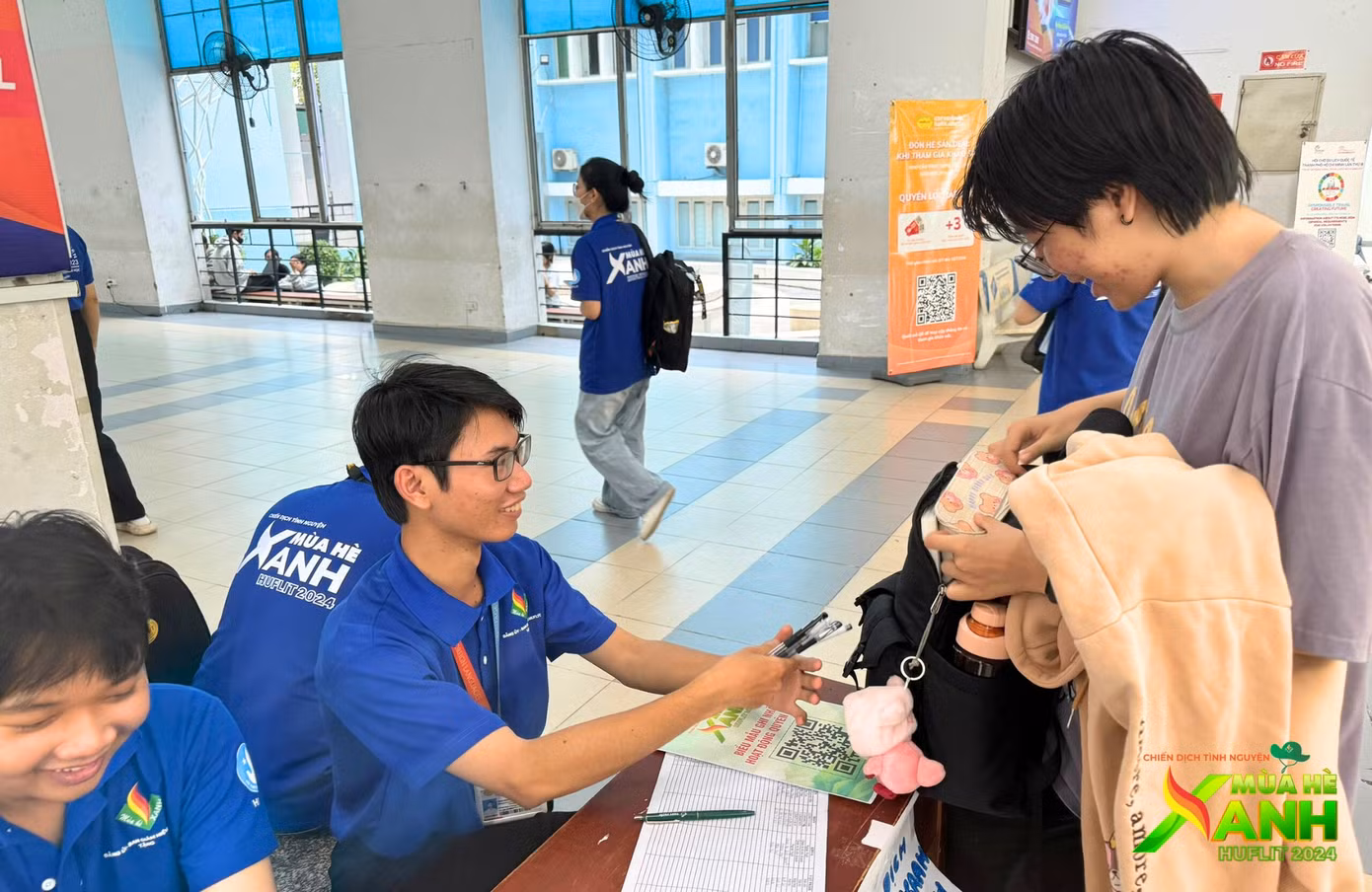 Các chiến sĩ Mùa Hè Xanh HUFLIT hy vọng sẽ nhận được nhiều hơn "sự chung tay" từ cộng đồng.