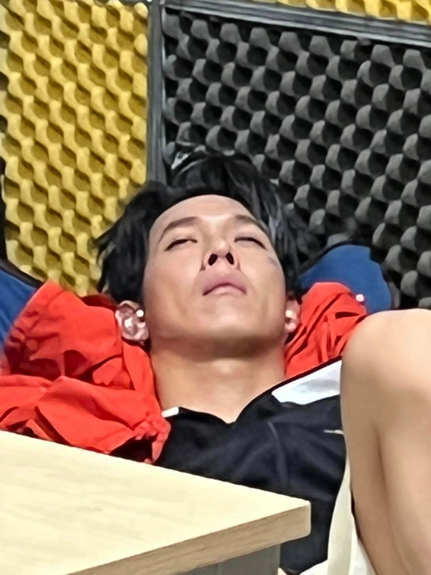 "Trai đẹp" Song Luân chắc chỉ muốn chôn vùi vĩnh viễn hình ảnh này.