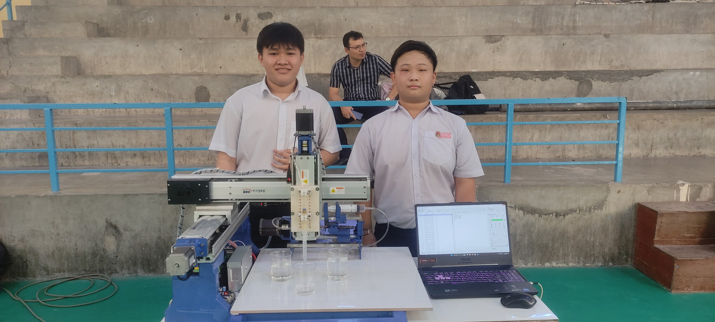 Dưới sự hướng dẫn tận tình của thầy cô cùng với sự ham tìm tòi, học hỏi, các teen đã có những sản phẩm chất lượng tam gia cuộc thi Khoa học kỹ thuật cấp trường. Ảnh: Fanpage Tuổi Trẻ Trường THPT Trần Quốc Tuấn Quảng Ngãi. Dưới sự hướng dẫn tận tình của thầy cô cùng với sự ham tìm tòi, học hỏi, các teen đã có những sản phẩm chất lượng tam gia cuộc thi Khoa học kỹ thuật cấp trường. Ảnh: Fanpage Tuổi Trẻ Trường THPT Trần Quốc Tuấn Quảng Ngãi.