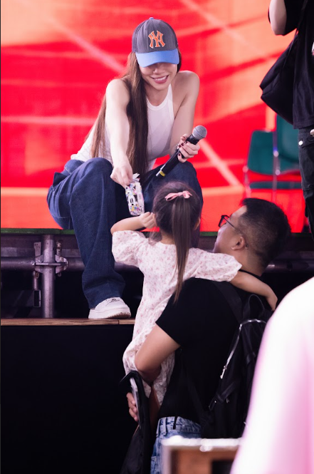 Hà Hồ ăn mặc giản dị nhưng vẫn &quot;flex&quot; được vòng eo thon gọn.