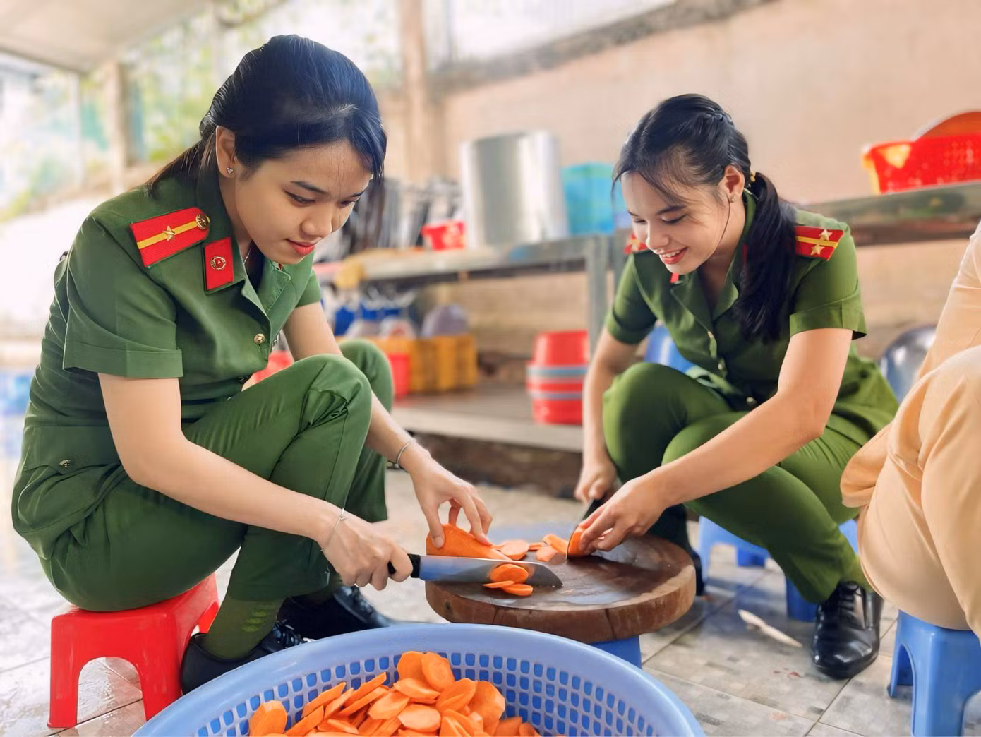 Các chiến sĩ Công an đã chuẩn bị 250 phần ăn trưa cho các em nhỏ ở Trung tâm bảo trợ xã hội. Ảnh: Đoàn TNCS Hồ Chí Minh Bộ Công an