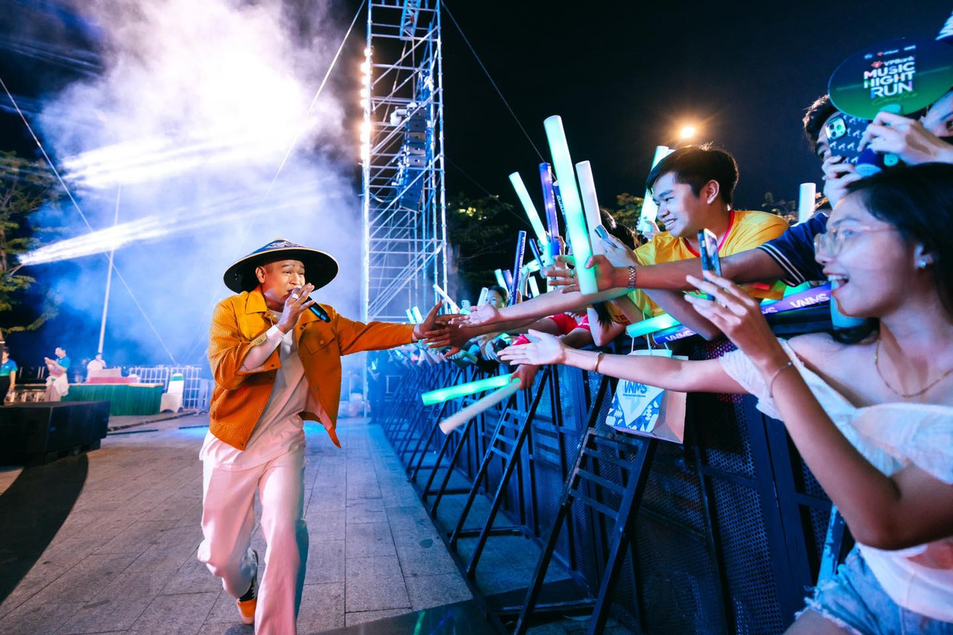 Long Nón Lá góp mặt trong một show nhạc tại Cần Thơ.