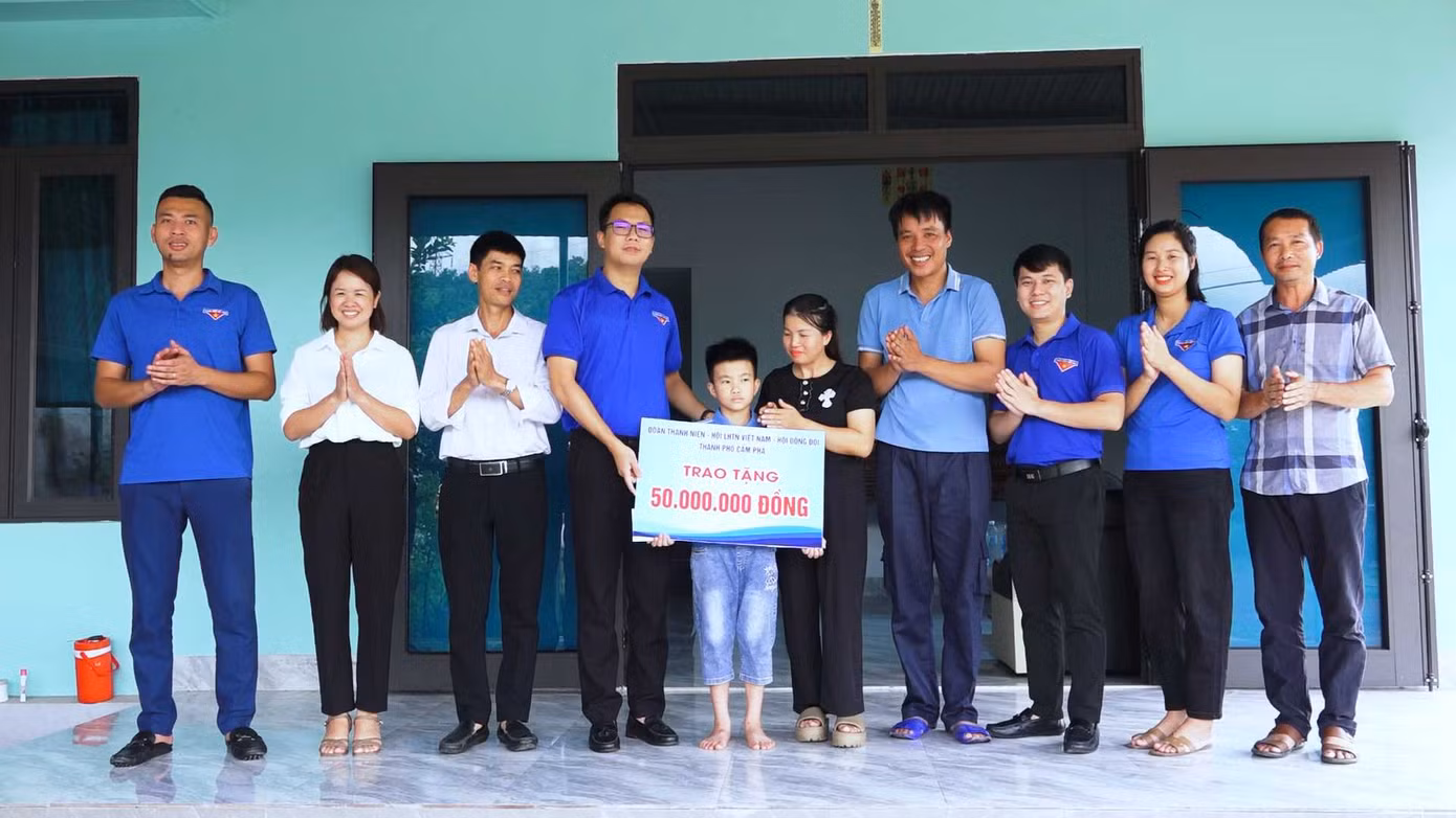 Đồng chí Đỗ Trần Hanh - Phó Bí thư Thành đoàn, Chủ tịch Hội Đồng đội thành phố Cẩm Phả cùng lãnh đạo địa phương thăm hỏi động viên và trao tiền hỗ trợ cho gia đình em Duy Anh. Ảnh: Cổng Thông tin điện tử thành phố Cẩm Phả