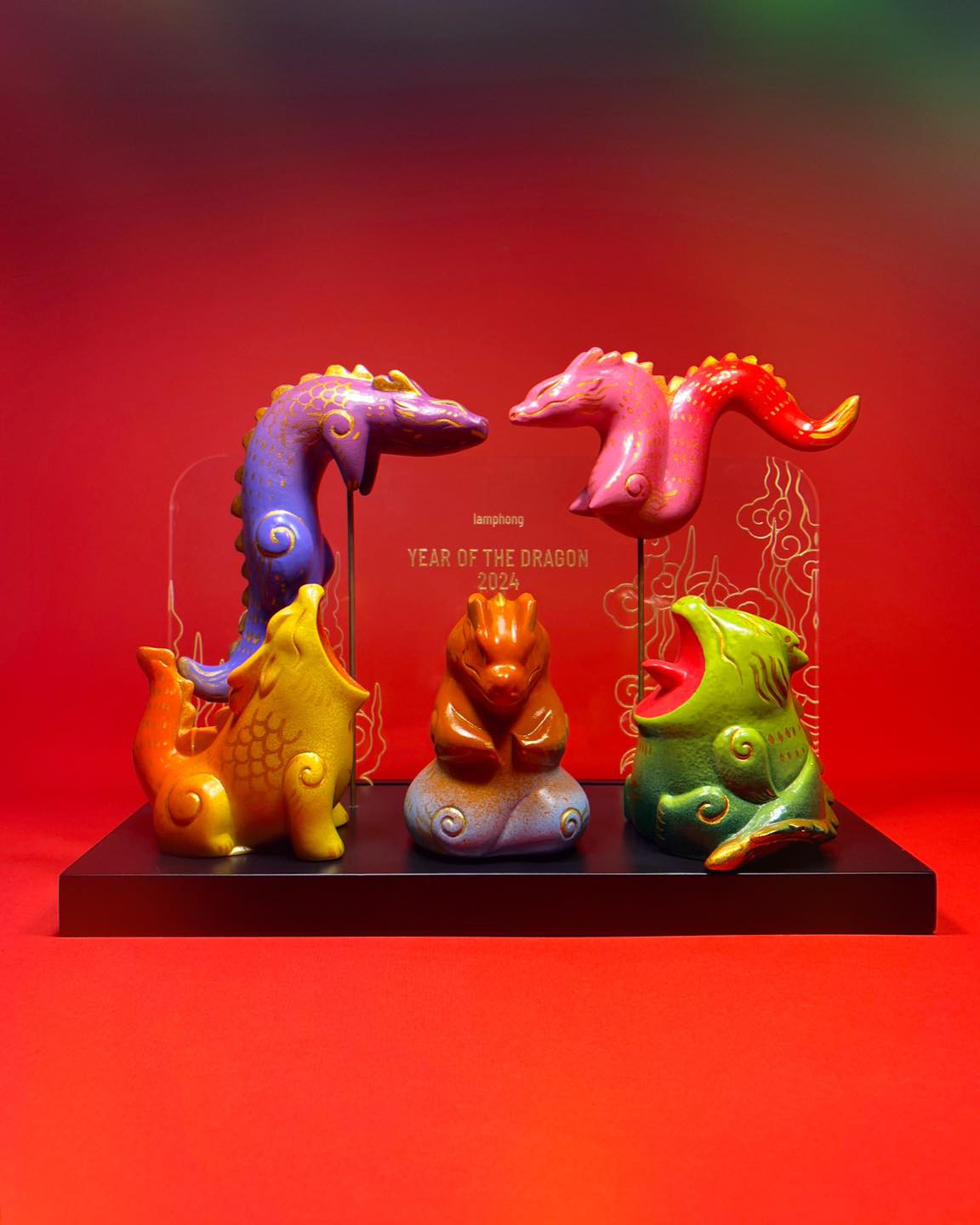 Khác với vẻ oai nghiêm thường thấy, 5 chú rồng được đội họa sĩ tạo nên toát lên vẻ hóm hỉnh với 5 sắc thái khác nhau. (Ảnh: lamphong) Khác với vẻ oai nghiêm thường thấy, 5 chú rồng được đội họa sĩ tạo nên toát lên vẻ hóm hỉnh với 5 sắc thái khác nhau. (Ảnh: lamphong)