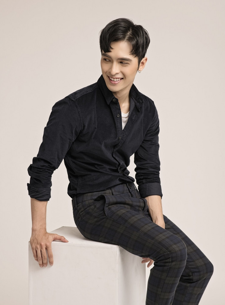 Không chỉ "flex" tiếng Thái, Công Dương còn gửi lời chào đến khán giả bằng tiếng Pháp. Không chỉ "flex" tiếng Thái, Công Dương còn gửi lời chào đến khán giả bằng tiếng Pháp.