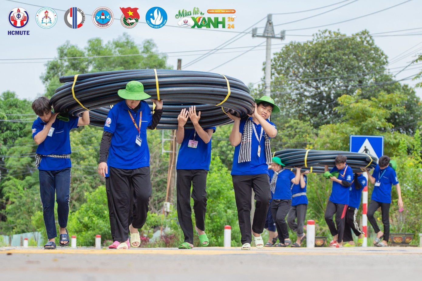 Các chiến sĩ UTE mạnh mẽ cùng hợp sức để vận chuyển hàng km ống nước đến điểm tập kết. Ảnh: Thông tin Đoàn - Hội Khoa Xây dựng Đại học HCMUTE