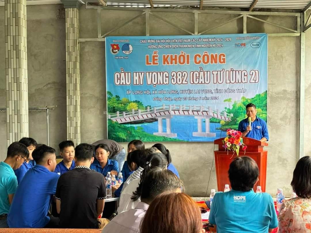 Bên cạnh đó cũng phối hợp UBND xã Hòa Long tổ chức khởi công cầu Tư Lùng 2 thuộc ấp Long Phú - xã Hoà Long (Cầu Hy vọng 382) với tổng kinh phí thực hiện là trên 410 triệu đồng. Ảnh: Địa Điểm Lai Vung