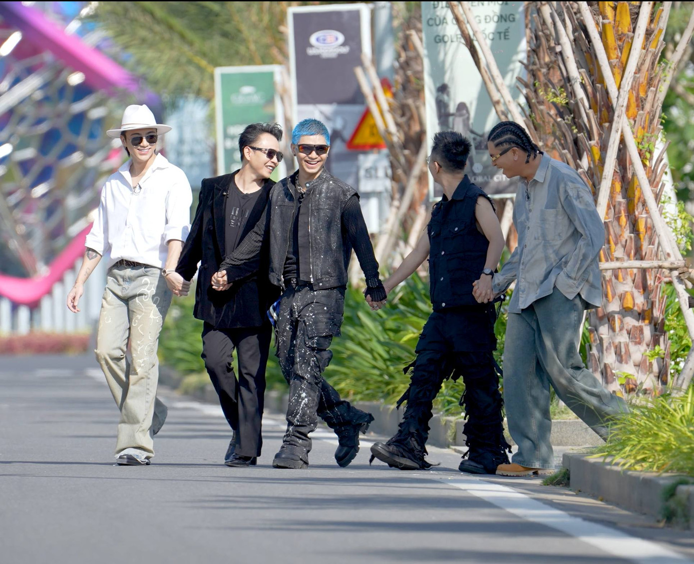 Anh em nhà SpaceSpeakers &quot;tay trong tay&quot; trong ngày đầu đến với Anh Trai Vượt Ngàn Chông Gai.