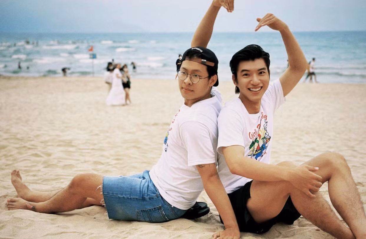 2 thành viên nhà GERDNANG "tiểu phẩm" bên bãi biển.