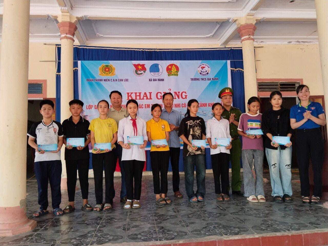 Cũng tại buổi Lễ khai giảng lớp học, Đoàn thanh niên Công an huyện đã trao 10 suất quà cho các em học sinh có hoàn cảnh đặc biệt khó khăn, mỗi suất quà 200.000 đồng. Ảnh: Tuổi trẻ Công an Hà Tĩnh Cũng tại buổi Lễ khai giảng lớp học, Đoàn thanh niên Công an huyện đã trao 10 suất quà cho các em học sinh có hoàn cảnh đặc biệt khó khăn, mỗi suất quà 200.000 đồng. Ảnh: Tuổi trẻ Công an Hà Tĩnh