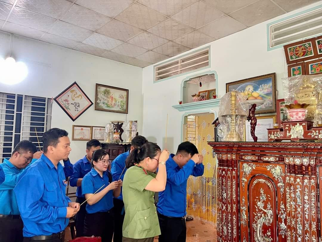 Đoàn viên thanh niên bày tỏ lòng thành, sự biết ơn trước di ảnh của Anh hùng Liệt sĩ. Ảnh: Tuổi Trẻ Tân Lân Đoàn viên thanh niên bày tỏ lòng thành, sự biết ơn trước di ảnh của Anh hùng Liệt sĩ. Ảnh: Tuổi Trẻ Tân Lân