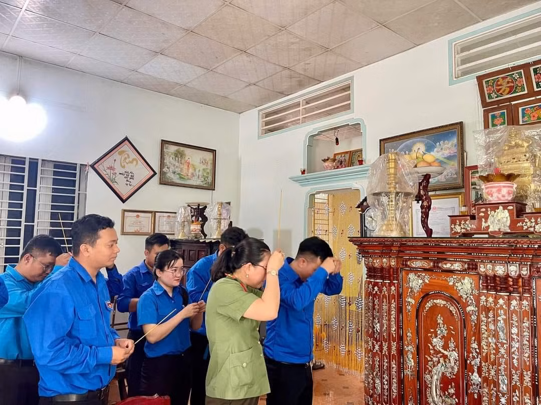 Đoàn viên thanh niên bày tỏ lòng thành, sự biết ơn trước di ảnh của Anh hùng Liệt sĩ. Ảnh: Tuổi Trẻ Tân Lân