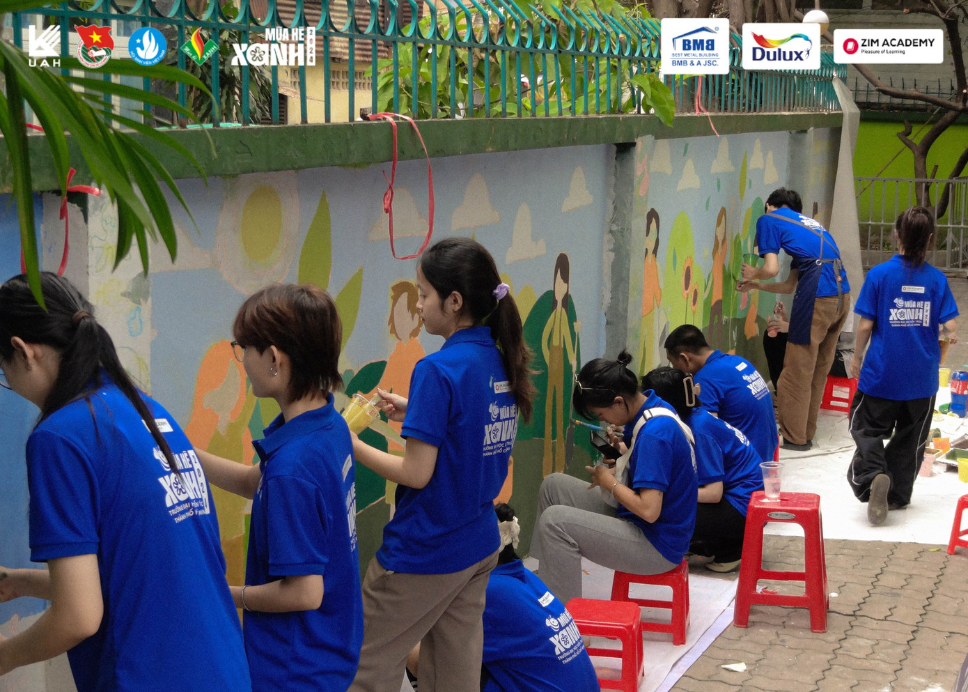 Bên cạnh việc truyền tải thông điệp hướng về biển đảo qua các bức tranh vẽ tường, các chiến sĩ còn hỗ trợ Ban Giám hiệu nhà trường tân trang mới khuôn viên trường, chuẩn bị đón các em học sinh quay trở lại. Ảnh: Mùa Hè Xanh Kiến Trúc Bên cạnh việc truyền tải thông điệp hướng về biển đảo qua các bức tranh vẽ tường, các chiến sĩ còn hỗ trợ Ban Giám hiệu nhà trường tân trang mới khuôn viên trường, chuẩn bị đón các em học sinh quay trở lại. Ảnh: Mùa Hè Xanh Kiến Trúc