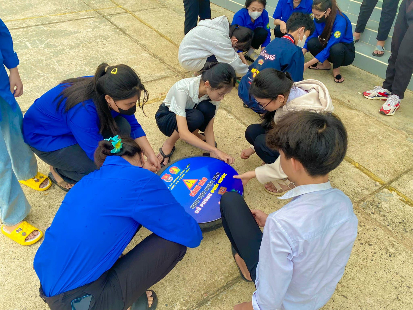 Các chiến sĩ tái chế lốp xe thành biển cảnh báo, vừa góp phần hạn chế rác thải ra môi trường, vừa tạo ra sản phẩm thiết thực góp ích cho địa phương. Ảnh: Xã Đoàn Hồng Liêm Các chiến sĩ tái chế lốp xe thành biển cảnh báo, vừa góp phần hạn chế rác thải ra môi trường, vừa tạo ra sản phẩm thiết thực góp ích cho địa phương. Ảnh: Xã Đoàn Hồng Liêm