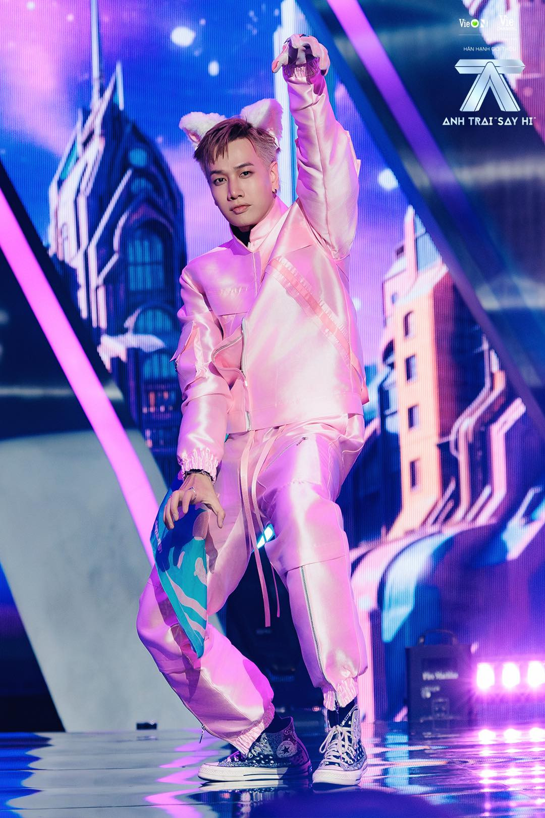 Hơn hết việc đối đầu với những đối thủ “nặng ký” là Đầu Đội Sừng và Hào Quang, màu sắc của You Had Me At Hello vẫn chưa “chạm” tới khán giả. Hơn hết việc đối đầu với những đối thủ “nặng ký” là Đầu Đội Sừng và Hào Quang, màu sắc của You Had Me At Hello vẫn chưa “chạm” tới khán giả.