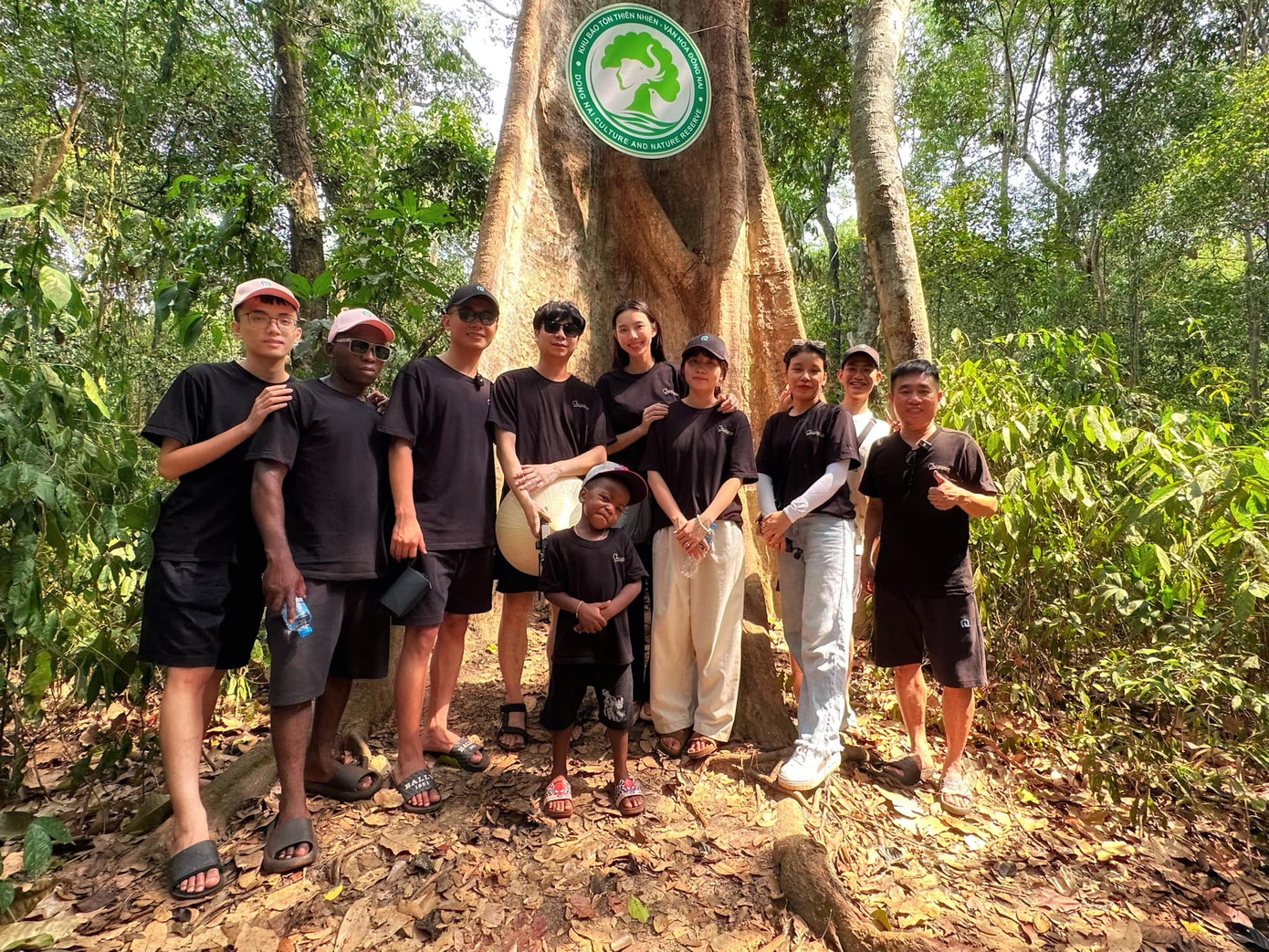 Lôi Con được tham quan nhiều nơi tại Việt Nam, luôn có những biểu cảm hài hước, lém lỉnh.