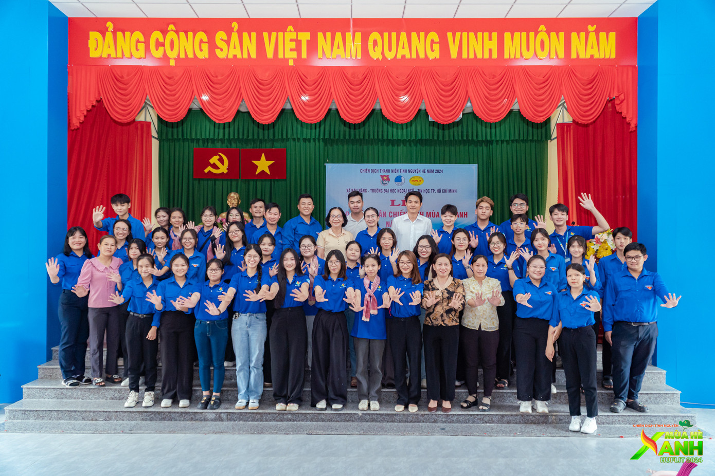 Buổi lễ giao nhận quân đầy sôi nổi đã tiếp thêm &quot;lửa tình nguyện&quot; cho các chiến sĩ, sẵn sàng cho những ngày hoạt động sắp tới.