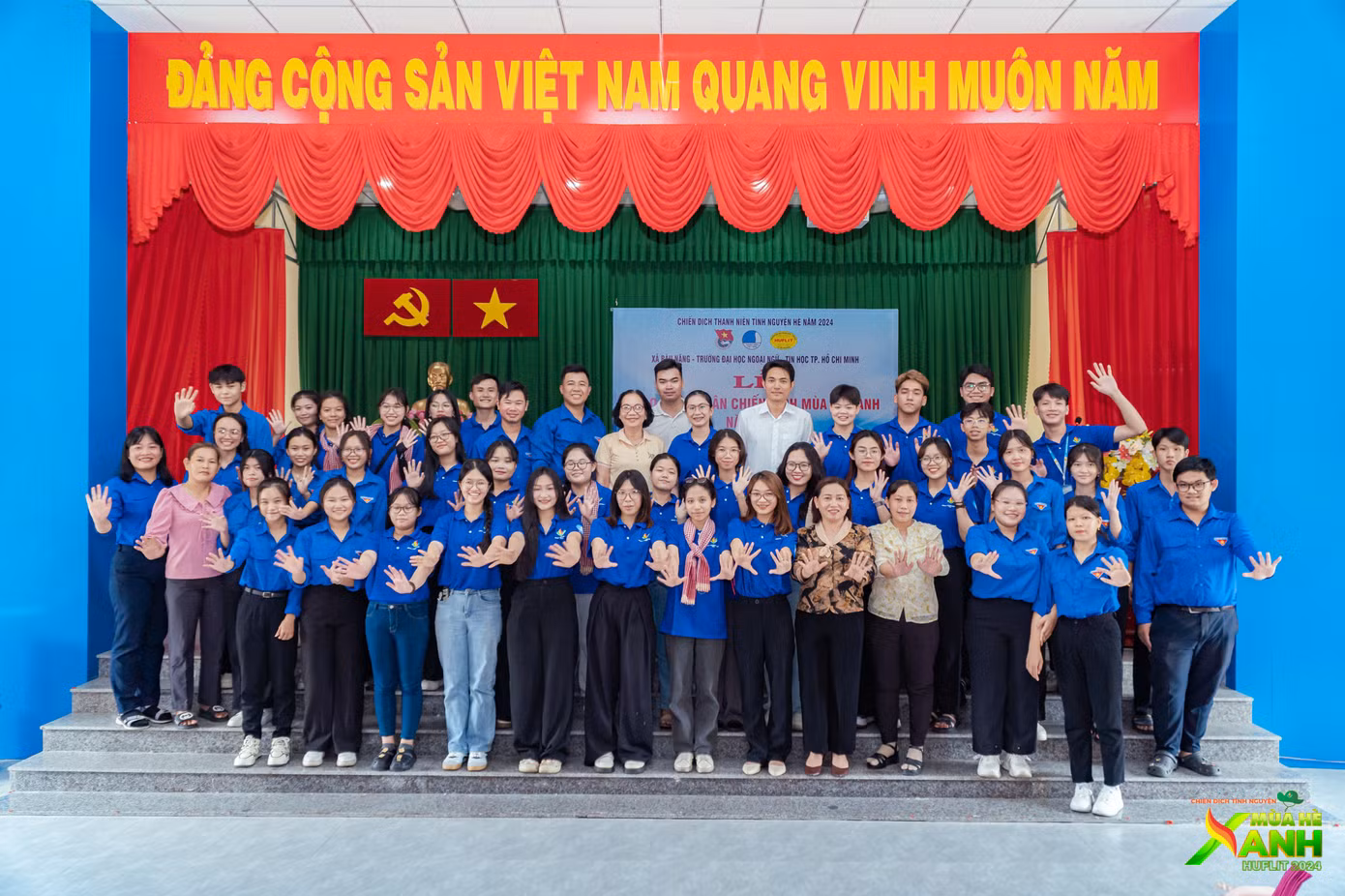 Buổi lễ giao nhận quân đầy sôi nổi đã tiếp thêm "lửa tình nguyện" cho các chiến sĩ, sẵn sàng cho những ngày hoạt động sắp tới.