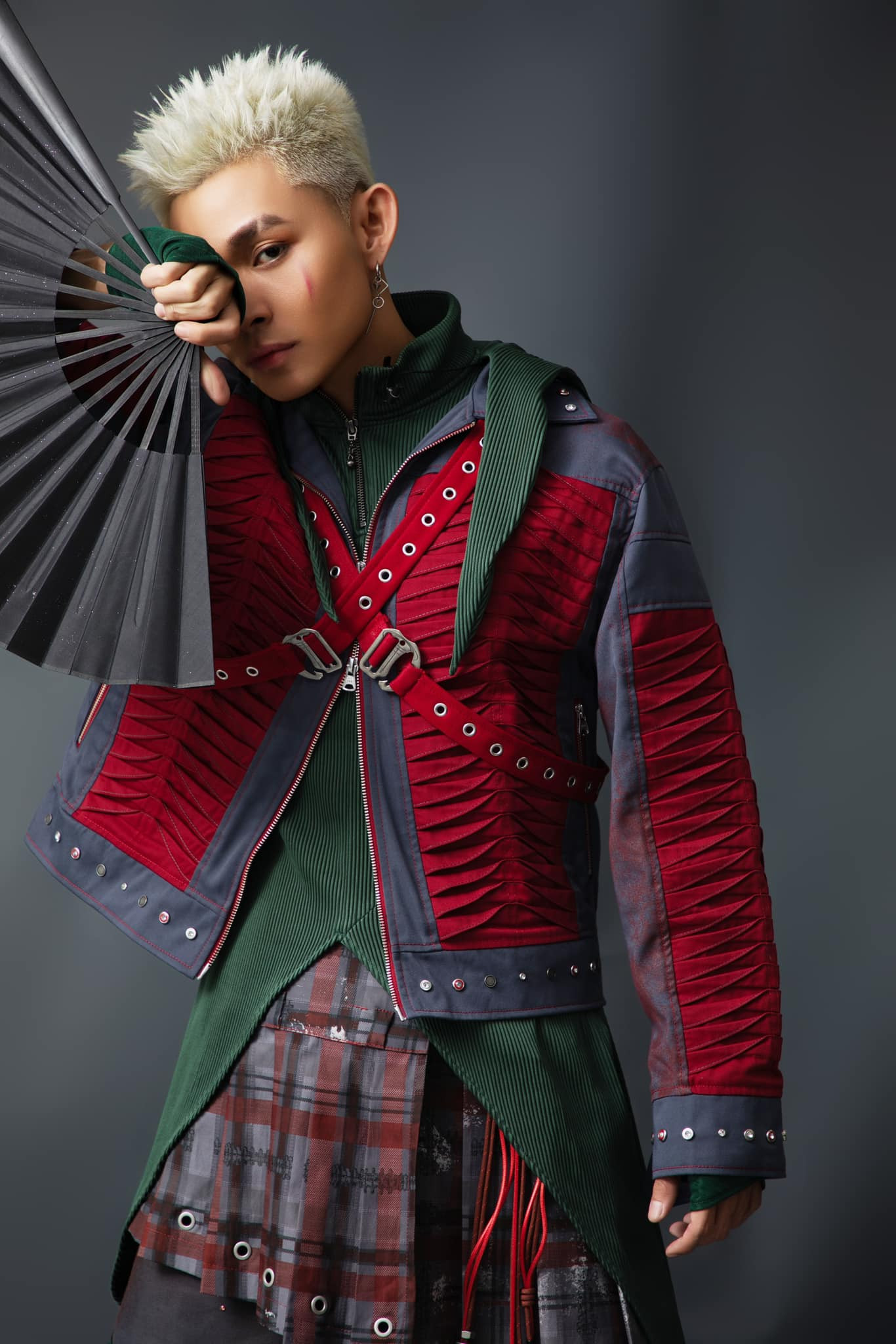 Trong tiết mục Tình Yêu Ngủ Quên, Jun Phạm cùng Liên Minh Cửu Long dàn dựng sân khấu và chọn trang phục theo phong cách Nhật Bản. Trong tiết mục Tình Yêu Ngủ Quên, Jun Phạm cùng Liên Minh Cửu Long dàn dựng sân khấu và chọn trang phục theo phong cách Nhật Bản.