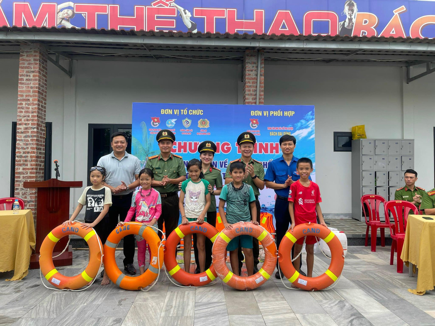 Chương trình do Ban Thanh niên Công an tỉnh, Ban Phụ nữ Công an tỉnh, Phòng Cảnh sát PCCC&CNCH và Công an huyện Hương Sơn phối hợp cùng Đoàn Thanh niên thị trấn Phổ Châu và Trung tâm sinh thái - thể thao - sự kiện Bách Đại Dũng tổ chức. Ảnh: Tuổi trẻ Công an Hà Tĩnh Chương trình do Ban Thanh niên Công an tỉnh, Ban Phụ nữ Công an tỉnh, Phòng Cảnh sát PCCC&CNCH và Công an huyện Hương Sơn phối hợp cùng Đoàn Thanh niên thị trấn Phổ Châu và Trung tâm sinh thái - thể thao - sự kiện Bách Đại Dũng tổ chức. Ảnh: Tuổi trẻ Công an Hà Tĩnh