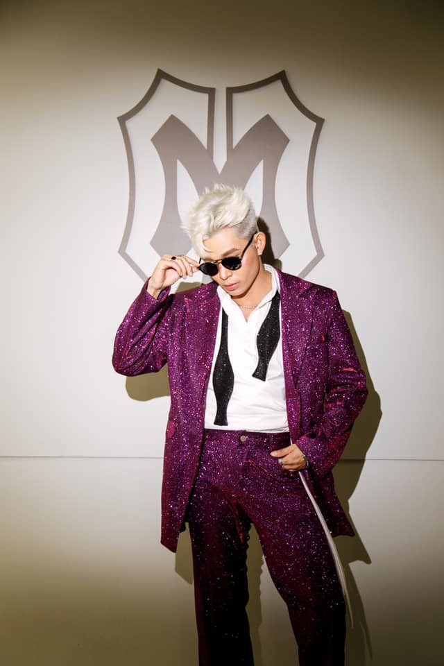 Jun Phạm "cân" đẹp bộ suit tím lấp lánh, một màu sắc khiến ê-kíp hoang mang khi nhận nhiệm vụ. Jun Phạm "cân" đẹp bộ suit tím lấp lánh, một màu sắc khiến ê-kíp hoang mang khi nhận nhiệm vụ.