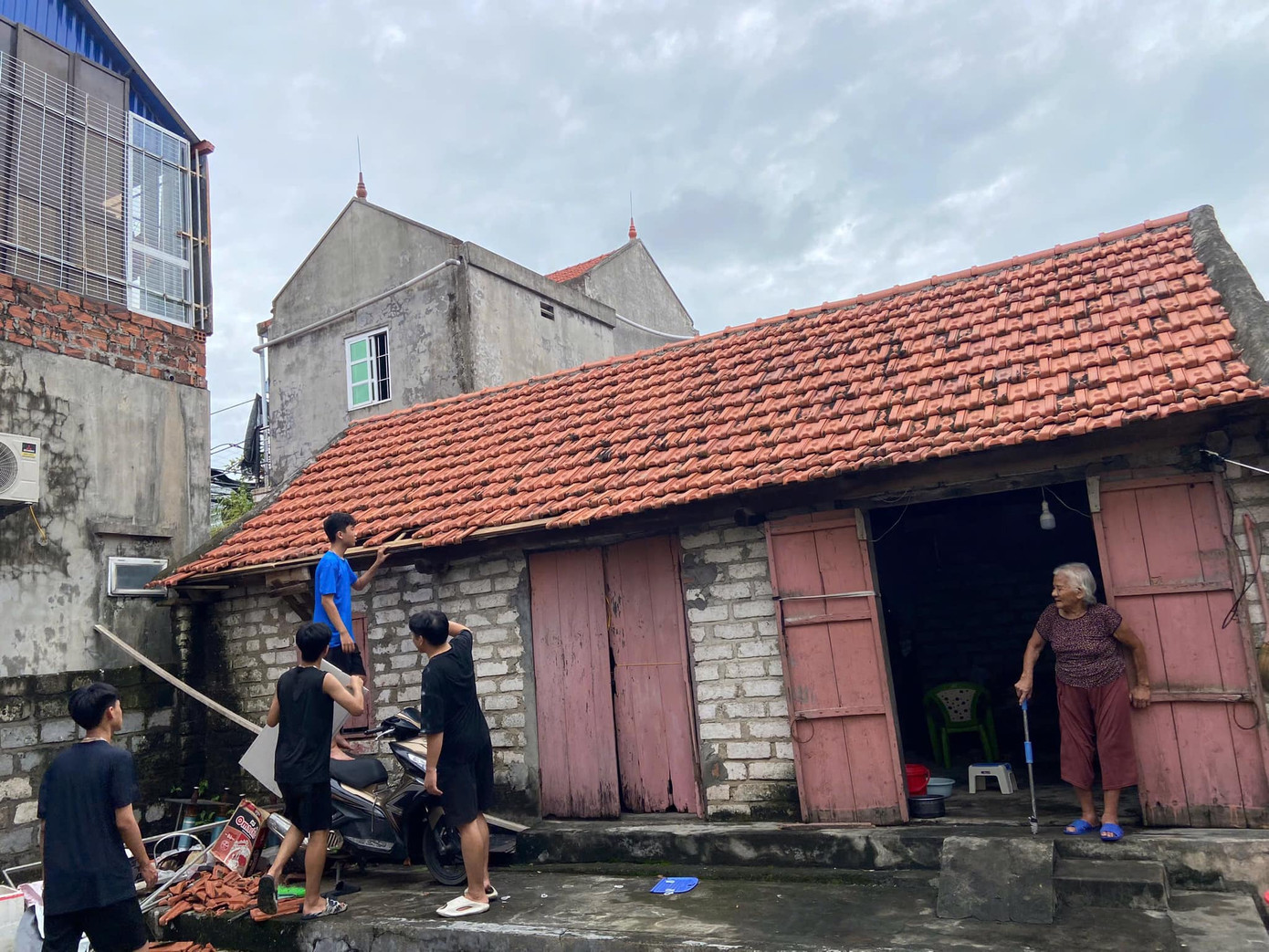 Thanh niên huyện Đoàn Thủy Nguyên xung phong tham gia dọn dẹp, kiểm tra nhà ở cho người dân sau mưa bão. Ảnh: Huyện đoàn Thủy Nguyên - Thành phố Hải Phòng