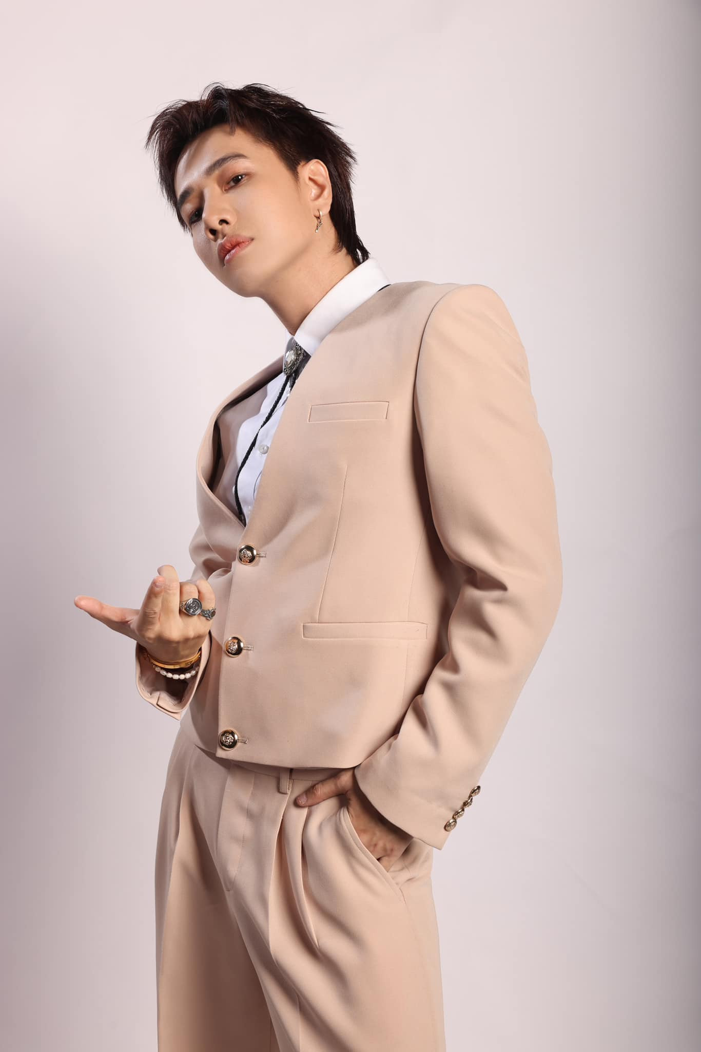 Lou Hoàng được fan mong đợi một màn tái xuất hoàng tráng và bùng nổ. Lou Hoàng được fan mong đợi một màn tái xuất hoàng tráng và bùng nổ.