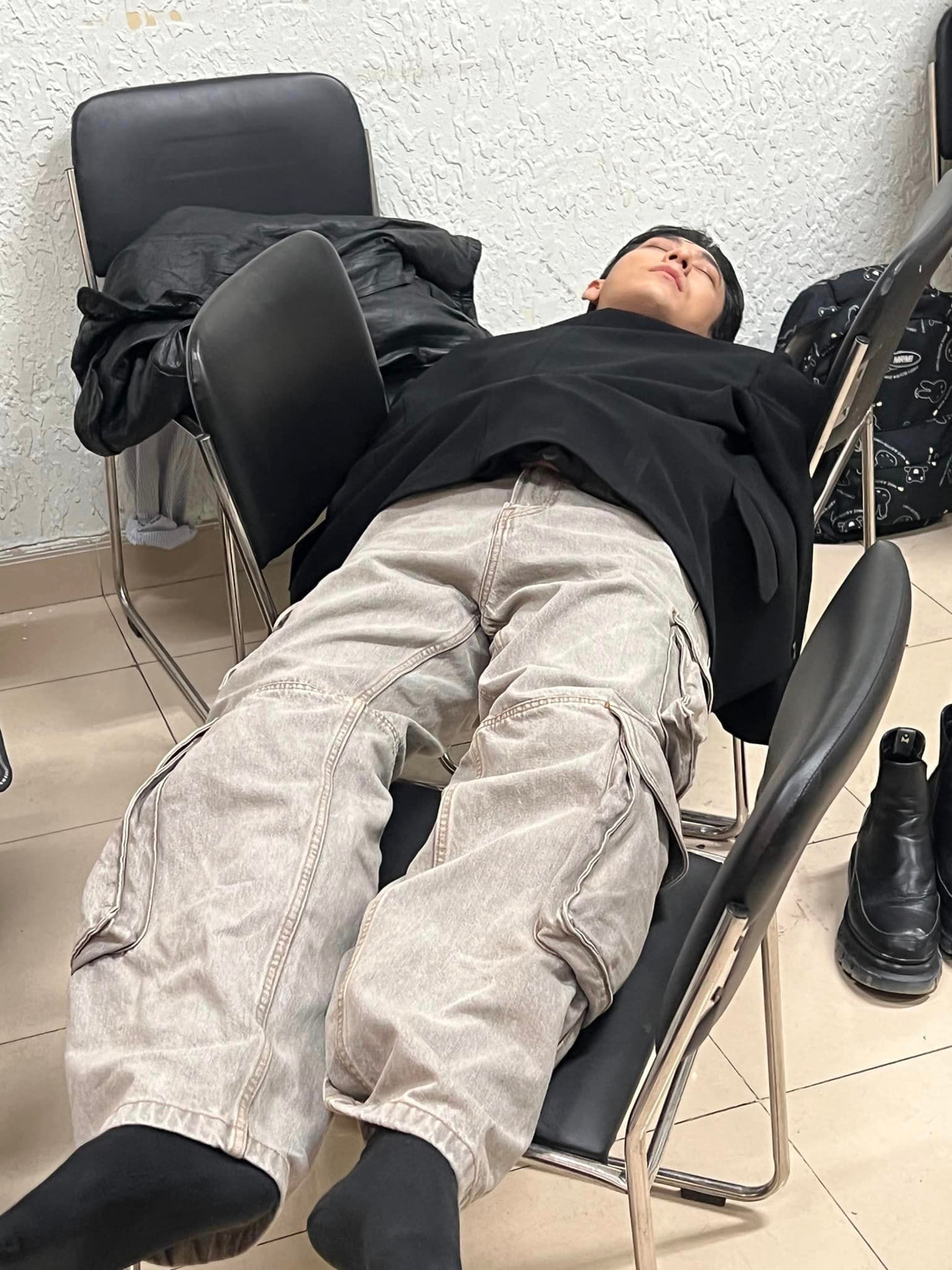 "Crush quốc dân" Issac được khen ngủ nhưng vẫn đẹp trai.