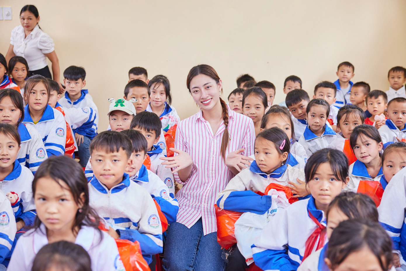 Với tinh thần đề cao giáo dục, Hoa hậu Lương Thùy Linh sẵn sàng cống hiến, gửi trao nhiều hơn để đem đến môi trường học tập thân thiện, thuận lợi cho các em.