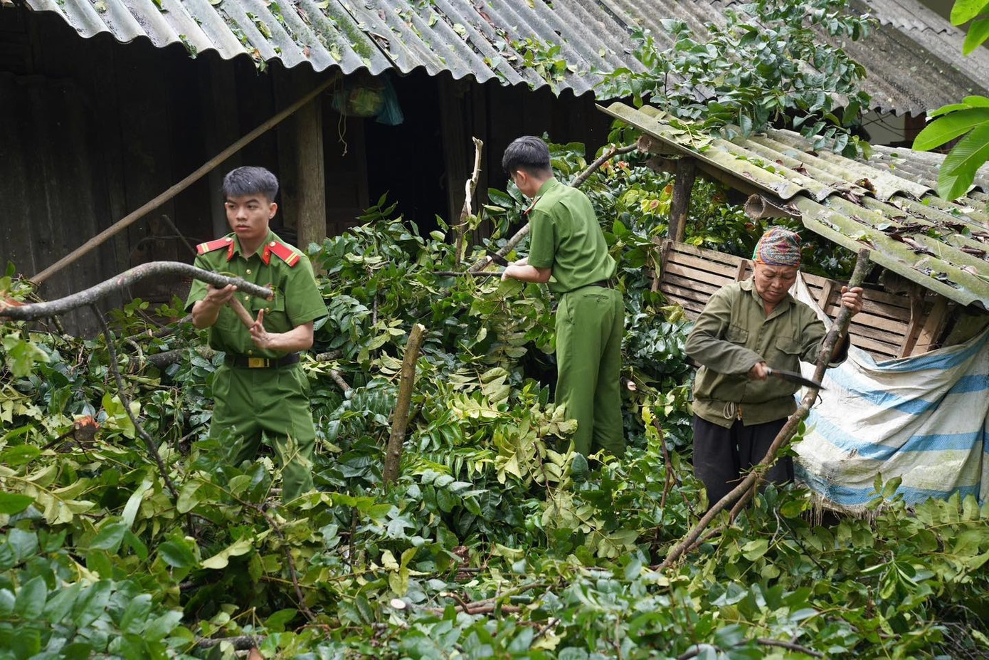 Các chiến sĩ Công an cùng người dân tham gia khắc phục ảnh hưởng cơn bão. Ảnh: Công an tỉnh Hòa Bình
