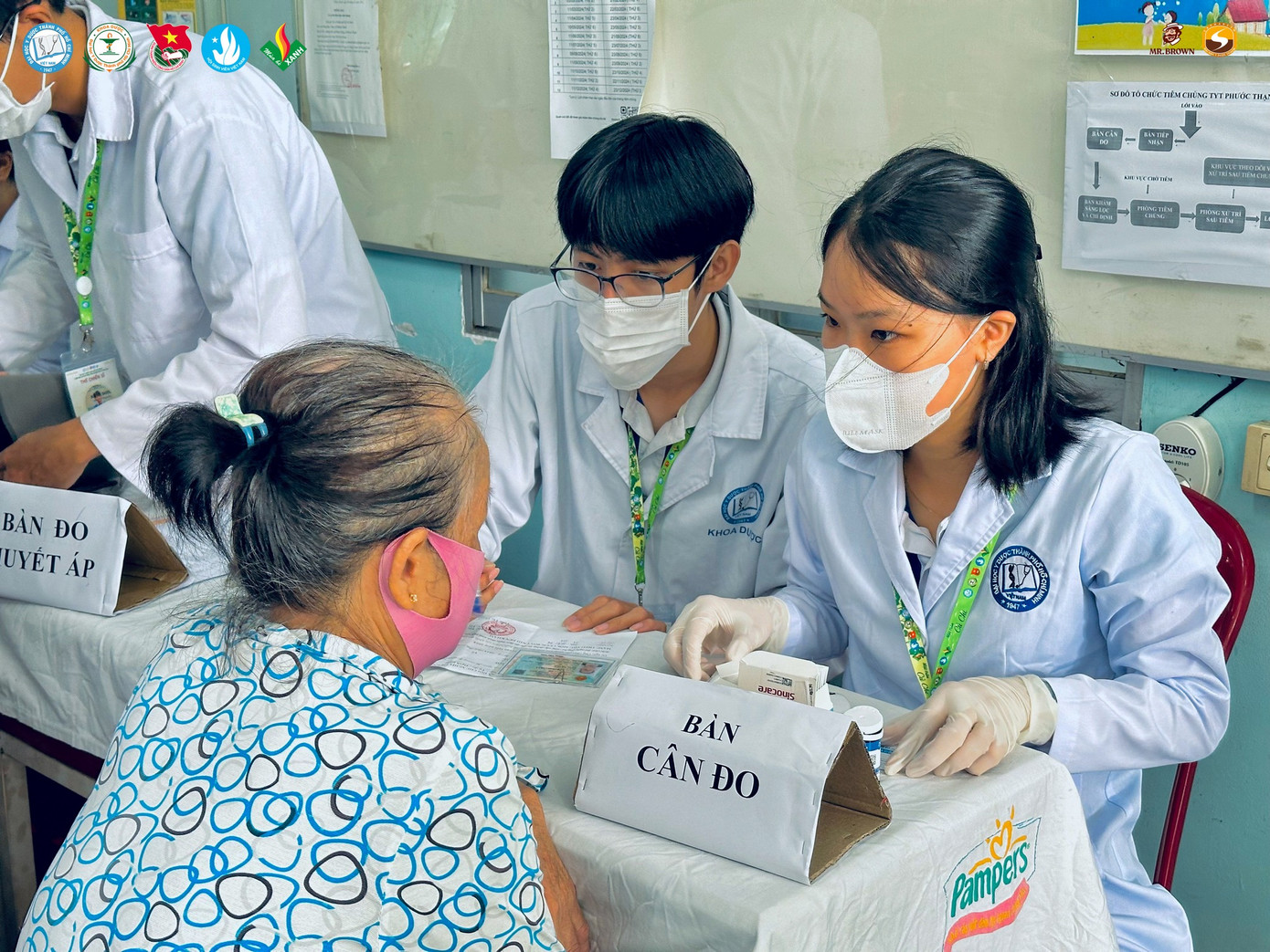 Ảnh: Blouse trắng tình nguyện Đại học Y Dược TP. Hồ Chí Minh Ảnh: Blouse trắng tình nguyện Đại học Y Dược TP. Hồ Chí Minh