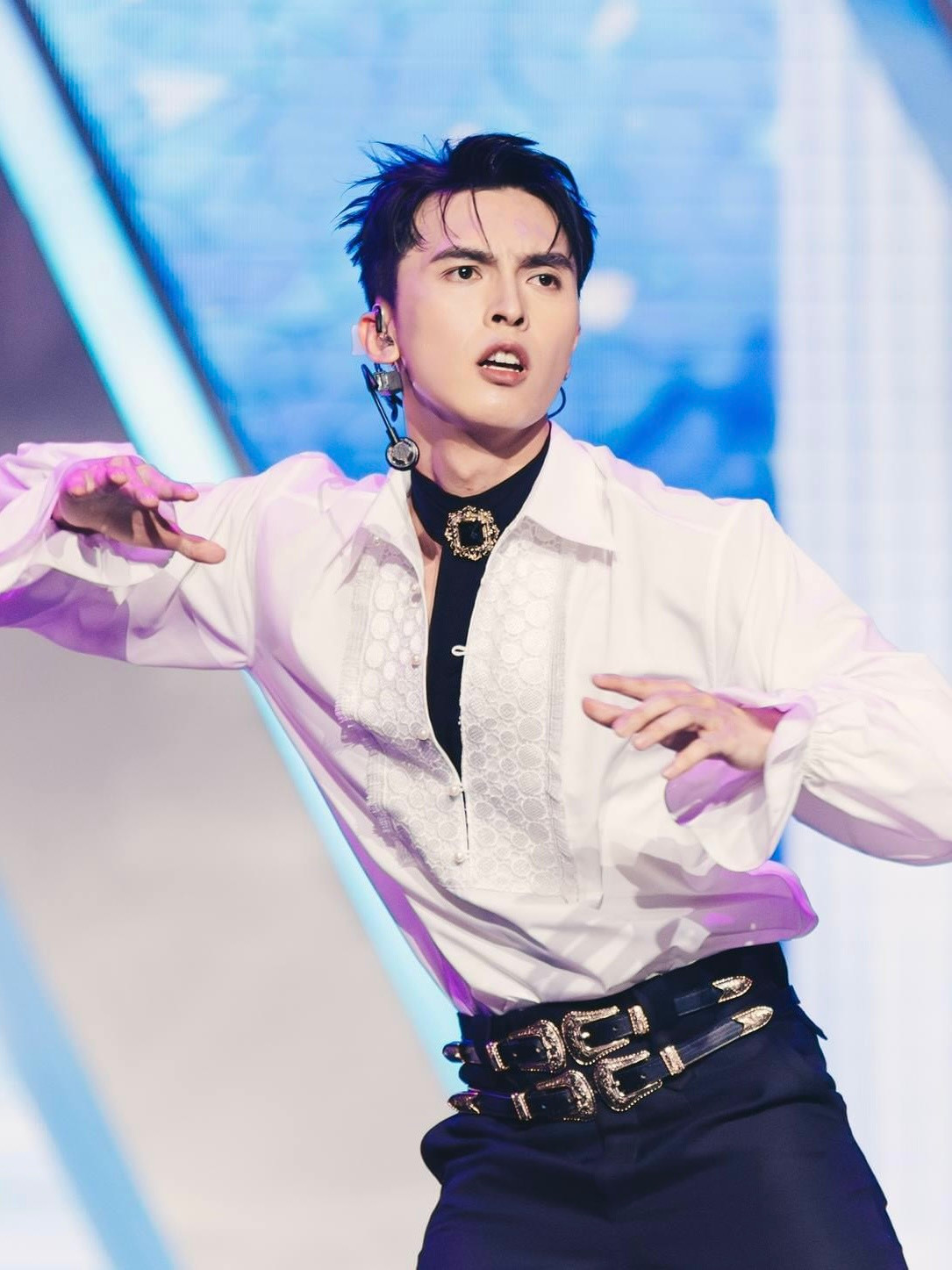 Vẻ đẹp điển trai, lãng tử của Công Dương được đánh giá là hợp concept với ca khúc này. Vẻ đẹp điển trai, lãng tử của Công Dương được đánh giá là hợp concept với ca khúc này.